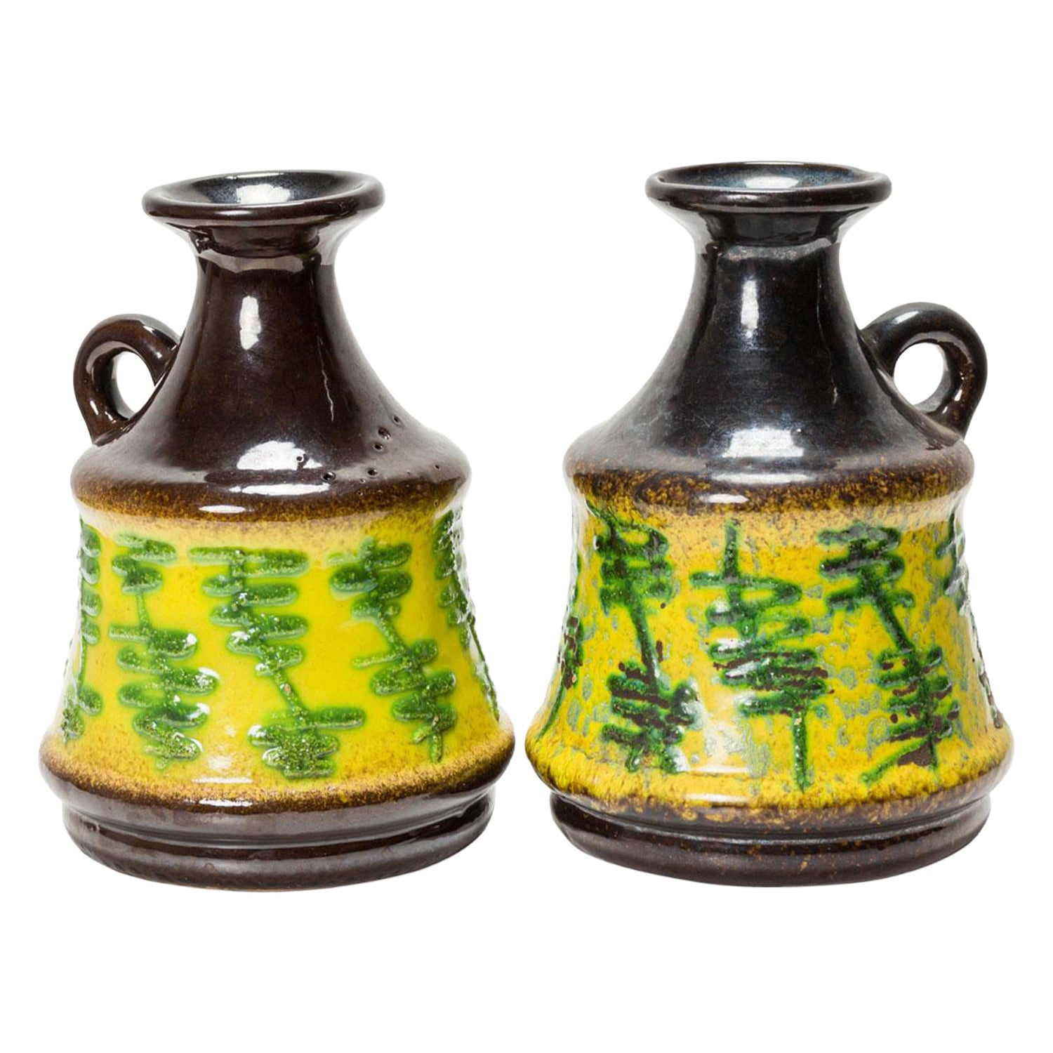 Pair of Similar German Mid-Century Yellow and Patterned Band Glazed Ceramic Jugs in vendita