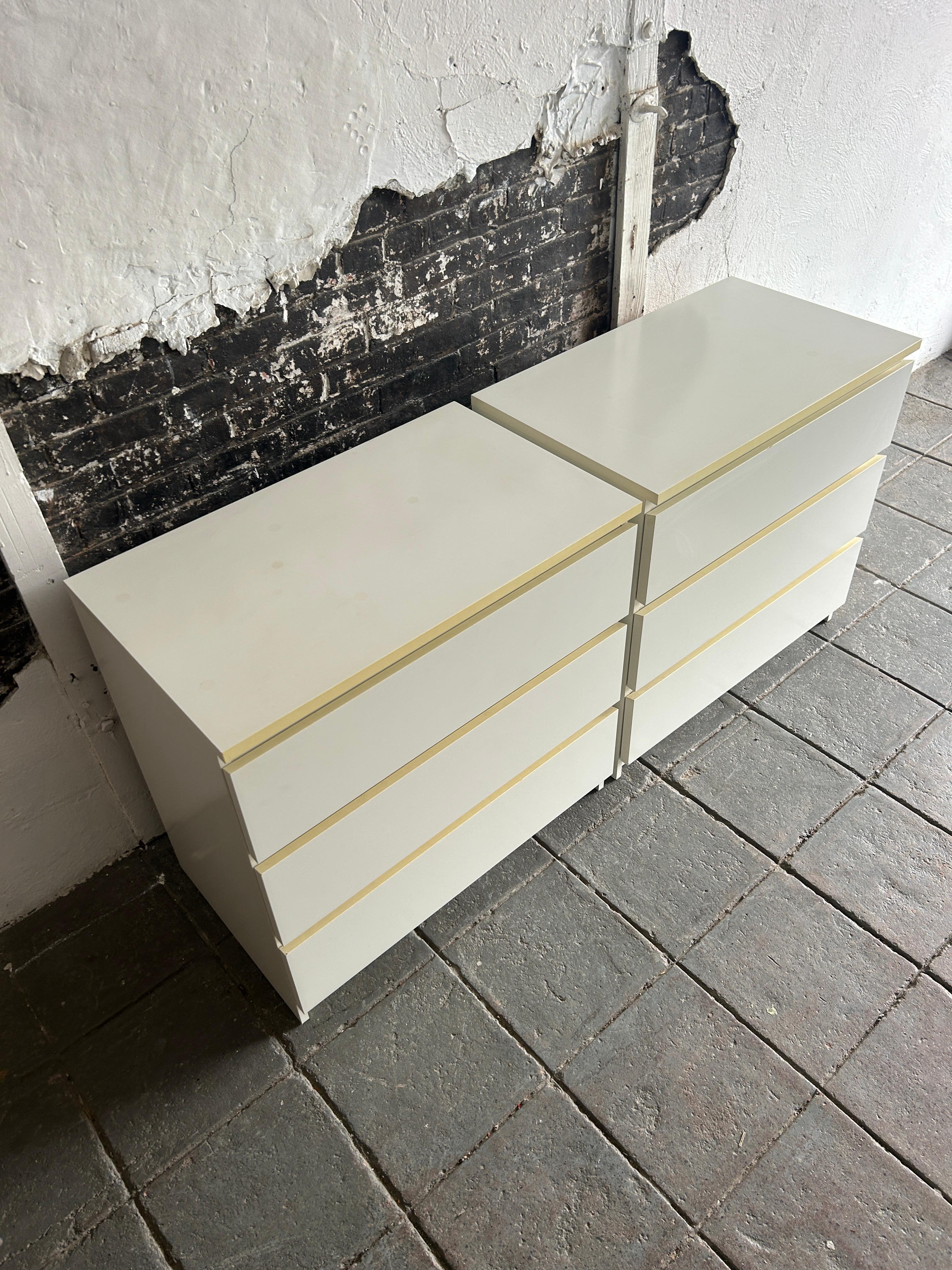 Ein Paar einfache postmoderne Kommoden aus weißem Laminat mit 3 Schubladen (Holzarbeit) im Angebot