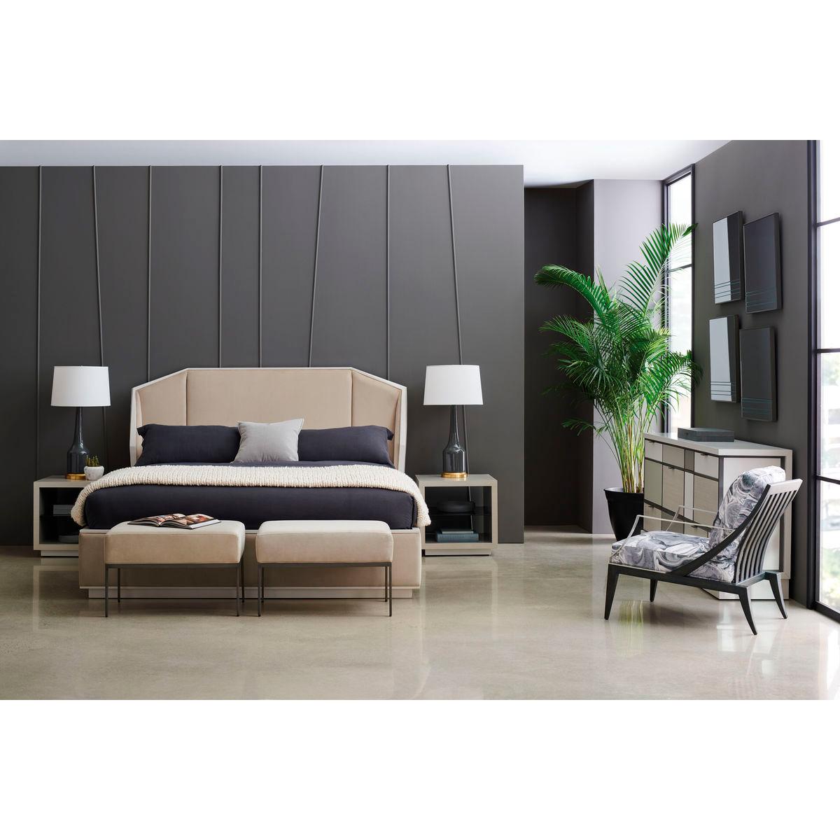 Destiné à rester dans les mémoires, ce banc de lit expressif est aussi fonctionnel qu'il est à la pointe de la mode. Son assise rembourrée est moelleuse tout en offrant un bon soutien, et son cadre est en métal avec une finition en oxyde de zinc.