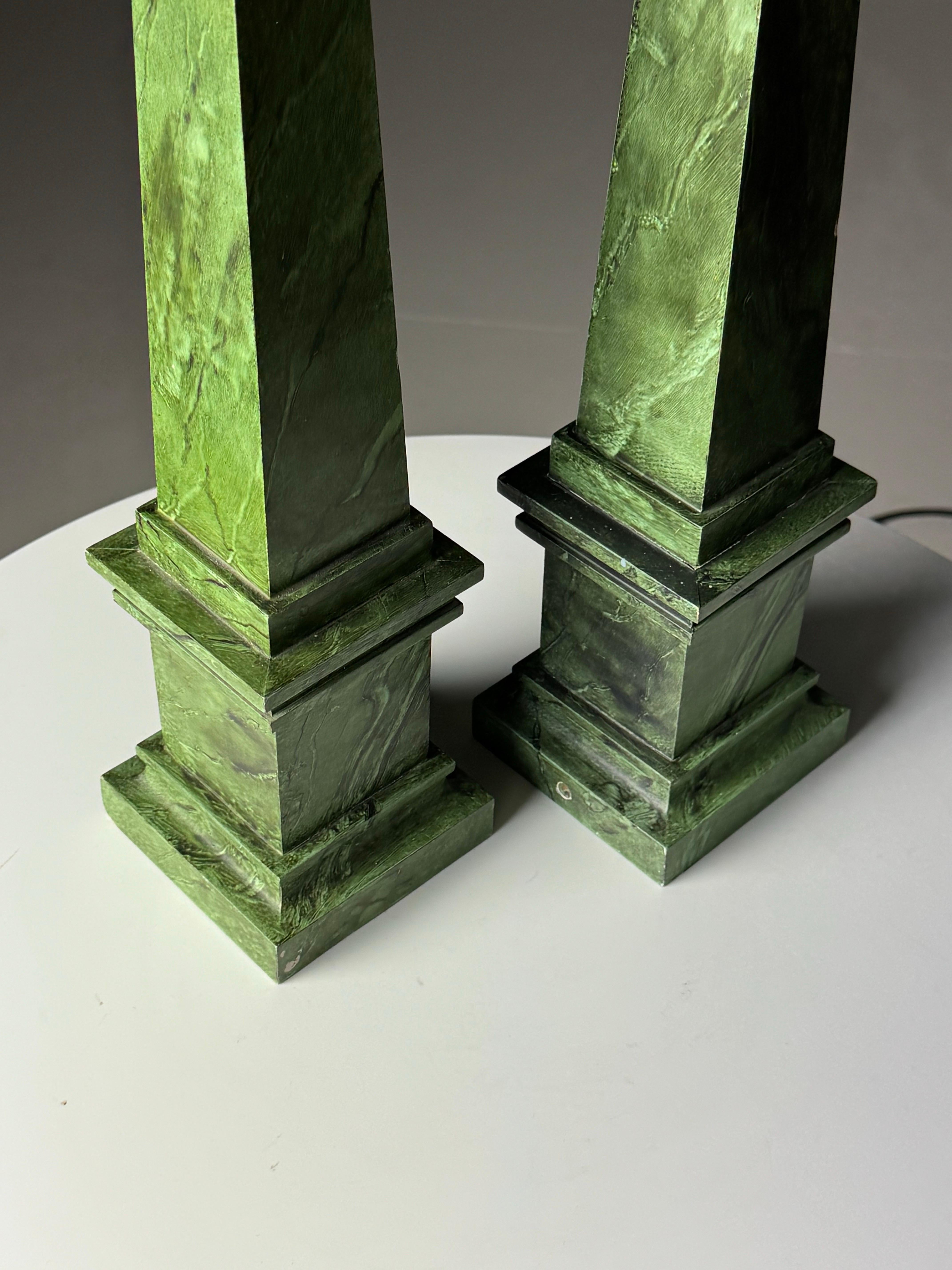 Coppia di obelischi in marmo simulato Wood in vendita 7