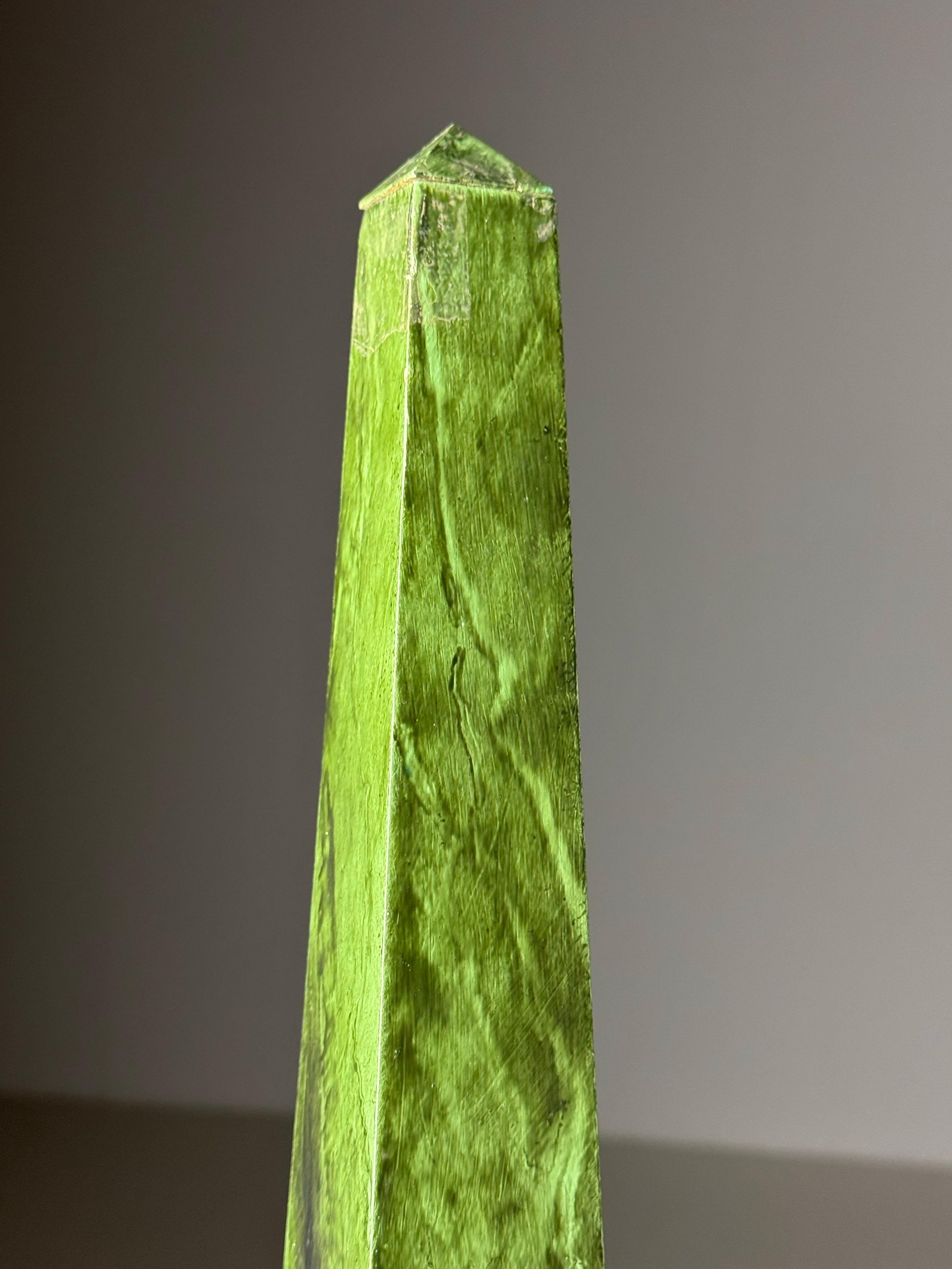 Set di 2 obelischi classici.
Realizzato in rovere massiccio.
Verniciato di verde Faux Marbre.

Con un'apertura attraverso l'Obelisco che consente di ricavarne delle lampade.

Dimensioni: 55H x 11L x 11D