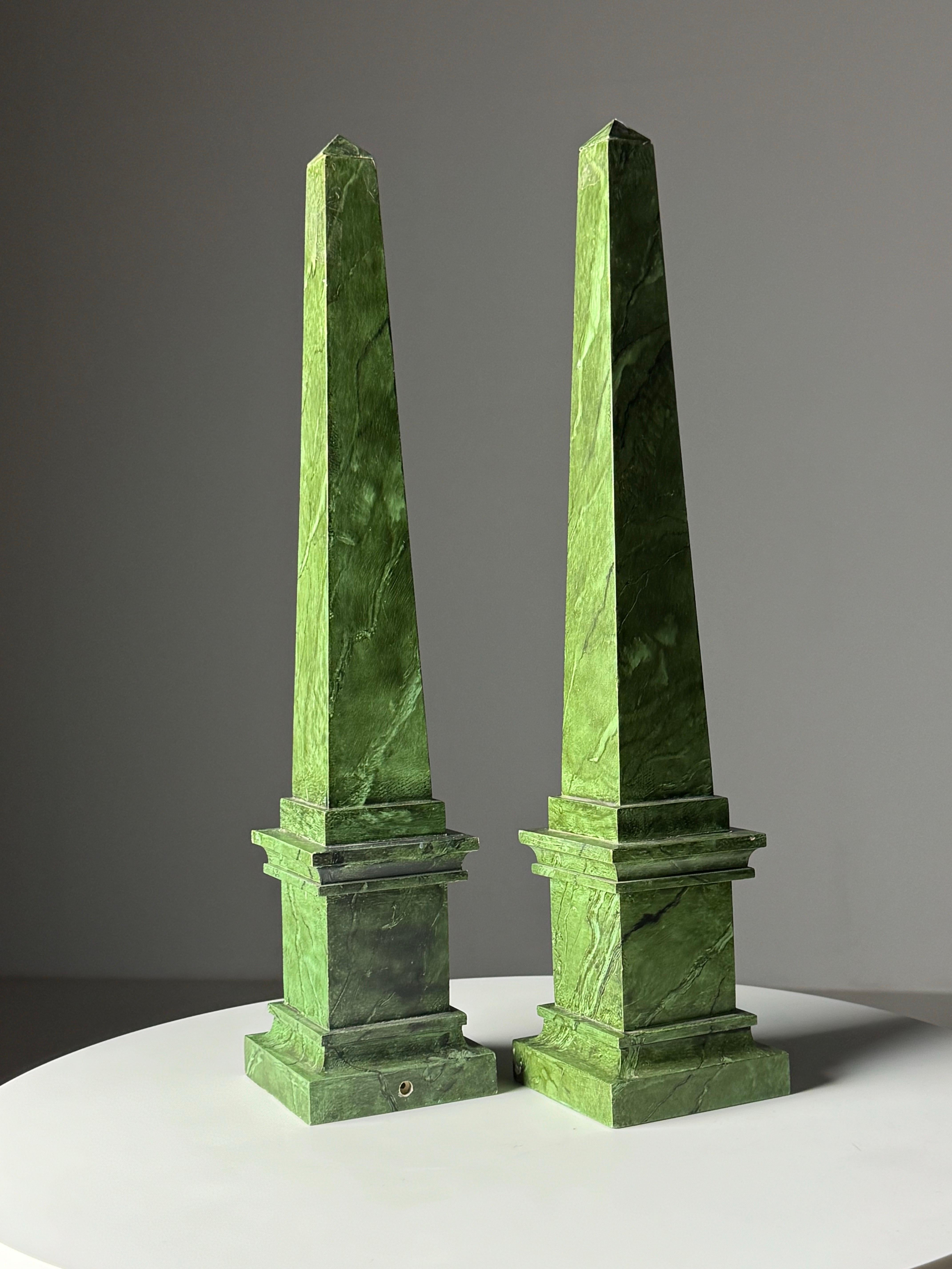 Legno massiccio Coppia di obelischi in marmo simulato Wood in vendita