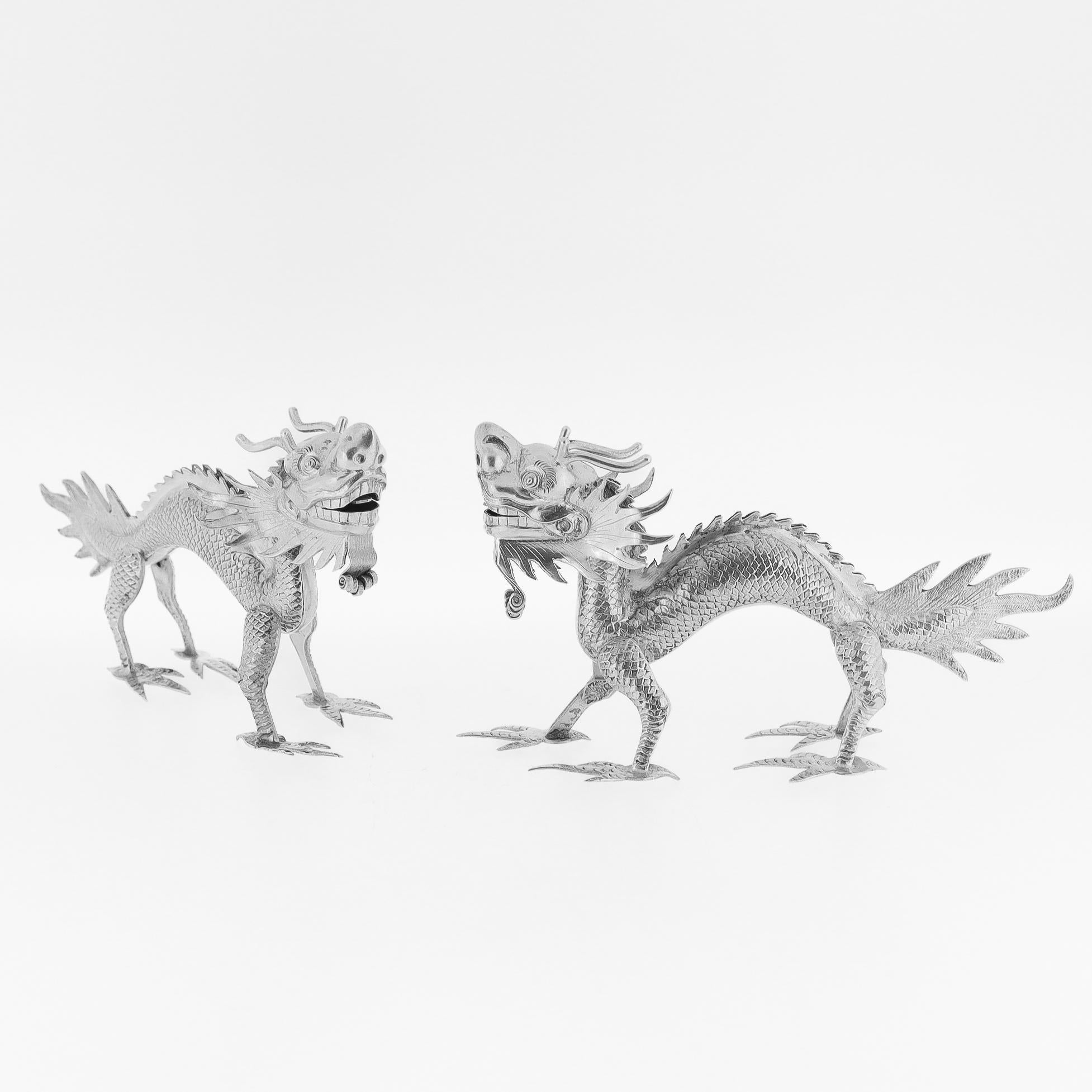 Une belle paire de porte-cartes figuratifs en argent ancien.

Par Sing Fat, un orfèvre chinois très réputé, actif à la fois à Shanghai et à Canton vers 1880 - 1940.

Chaque support a la forme d'un dragon chinois. Le dos est pourvu d'une cavité dans
