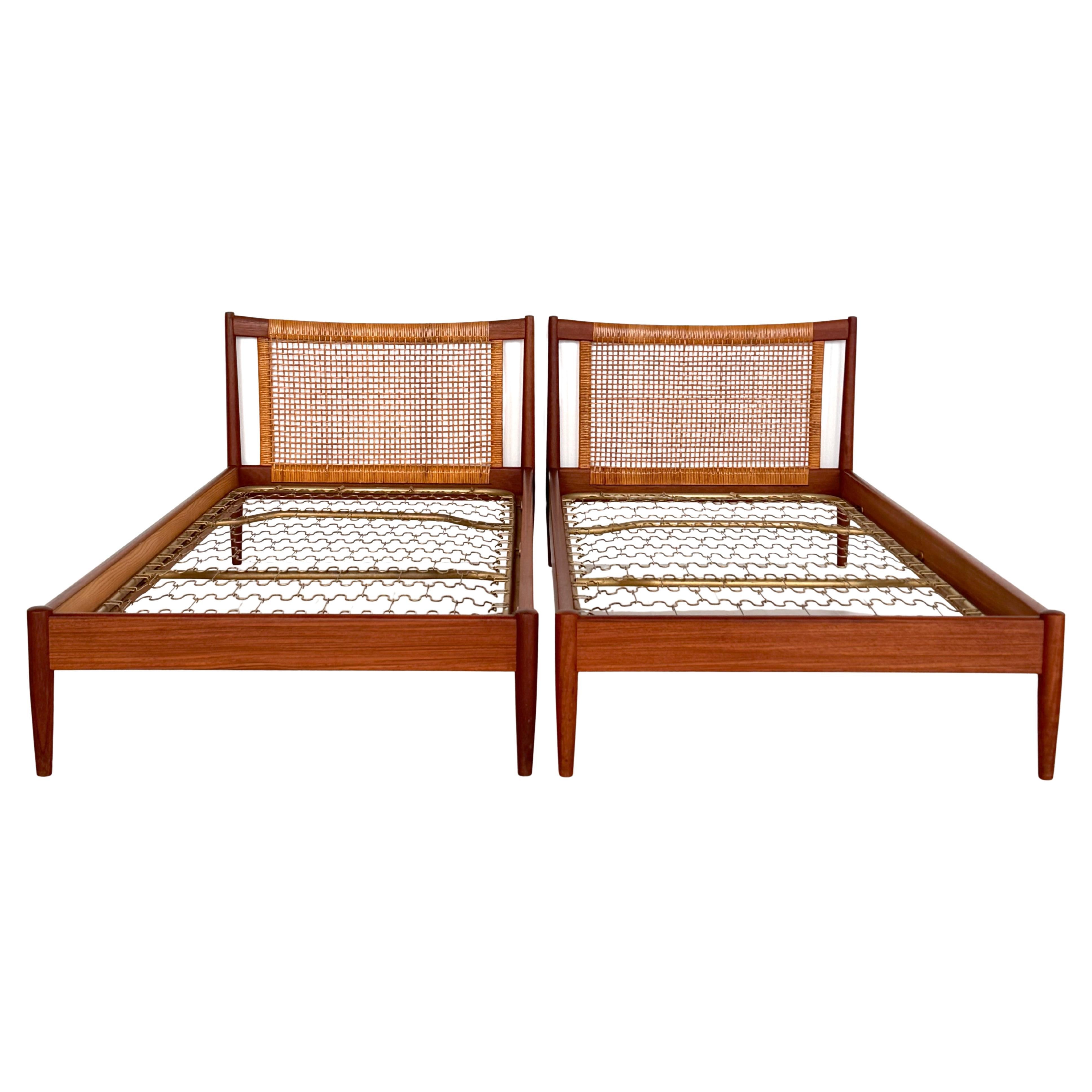 Paire de lits simples par Børge Mogensen pour Søborg Møbelfabrik Danemark, années 1950 en vente