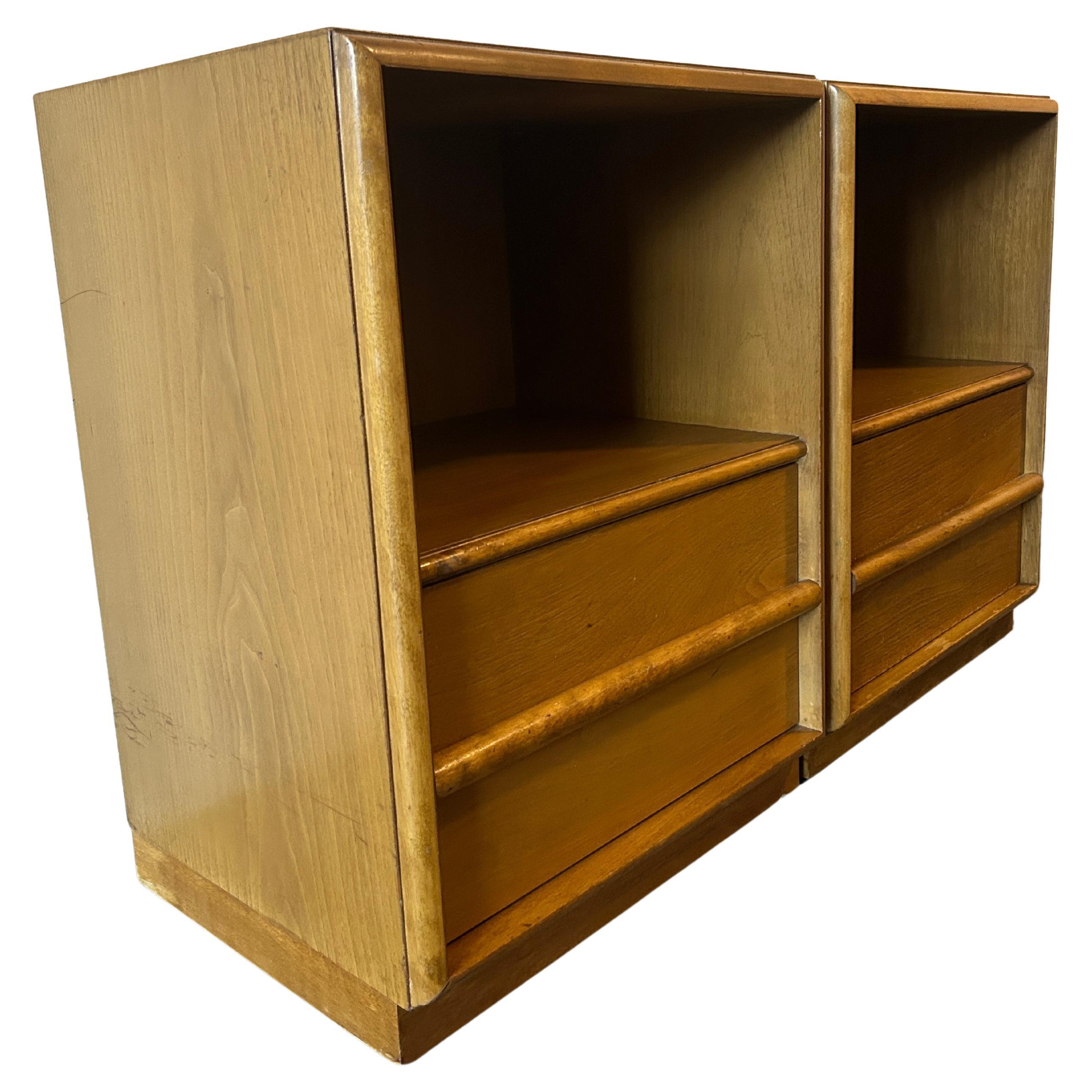 Bellissima coppia di comodini a un cassetto in acero biondo di T. H. Robsjohn-Gibbings per Widdicomb - Ottime condizioni d'epoca - Presenta pochi segni d'uso e un leggero scolorimento. Etichetta Widdicomb all'interno del cassetto superiore. Situato