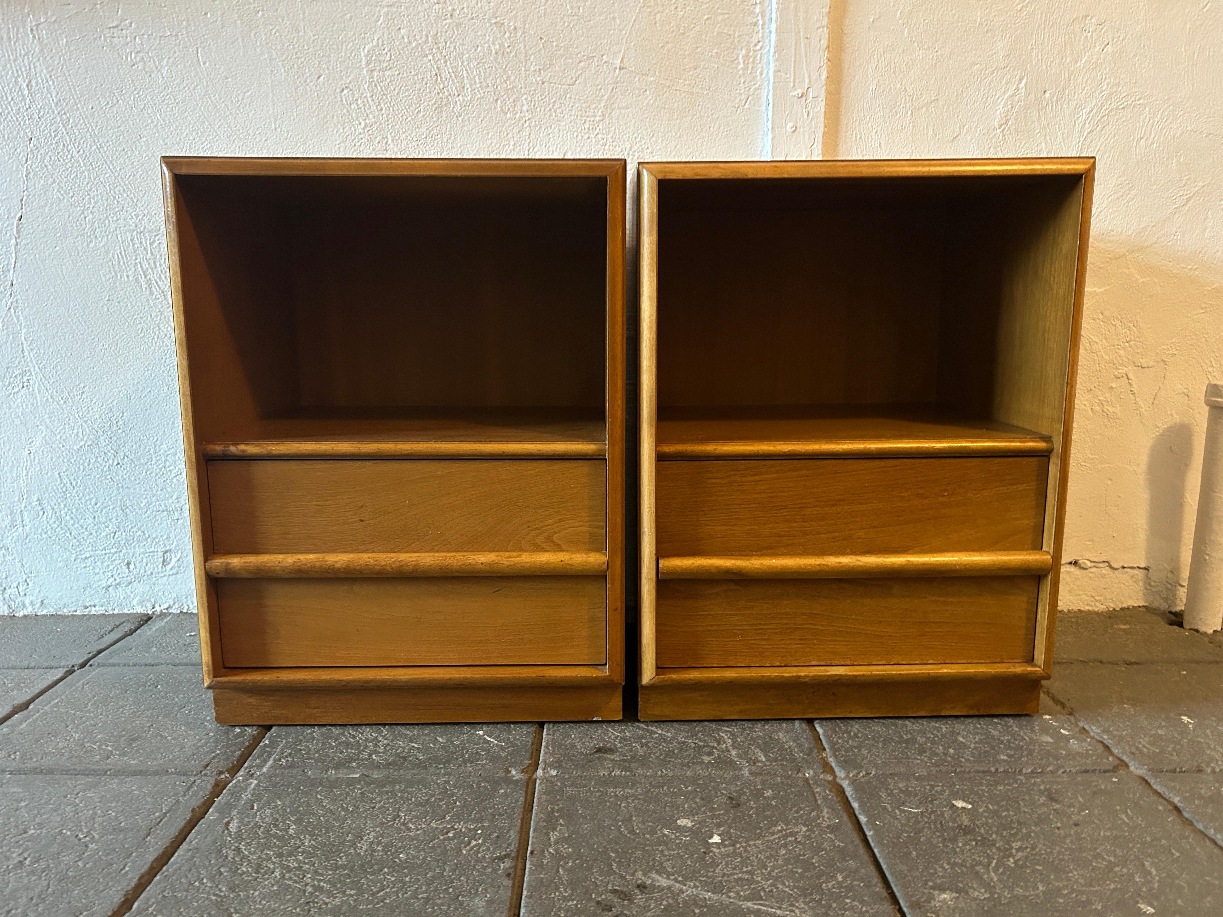 Beautiful pair of single drawer blonde maple nightstands by T.H. Robsjohn-Gibbings for Widdicomb - Great vintage condition - Shows little signs of use and slight fading. Label Widdicomb inside top drawer. Located in Brooklyn NYC.

Measures: 19
