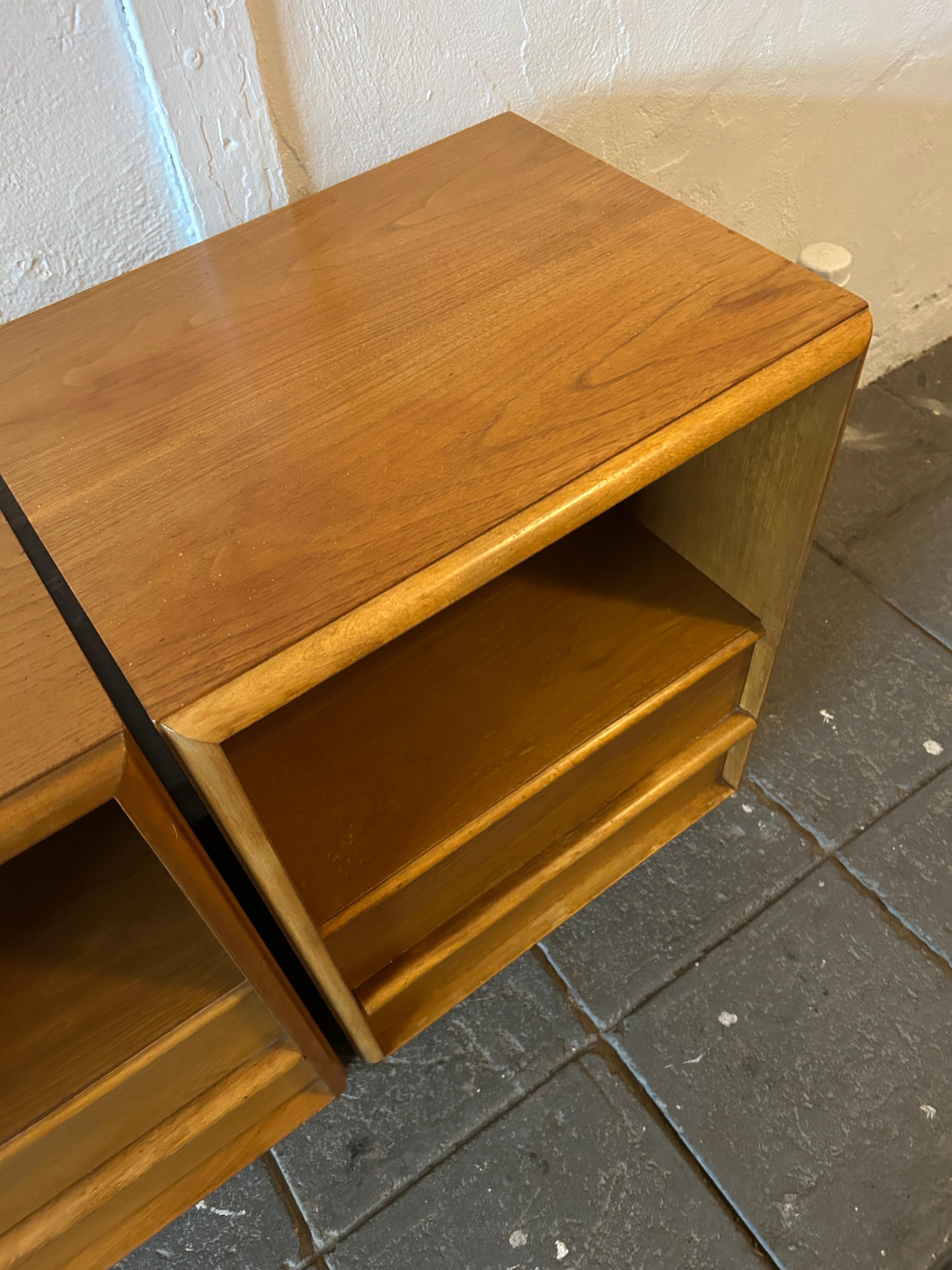 Mid-Century moderno Coppia di Comodini a un cassetto in acero di H. H. Robsjohn-Gibbings per Widdicomb in vendita