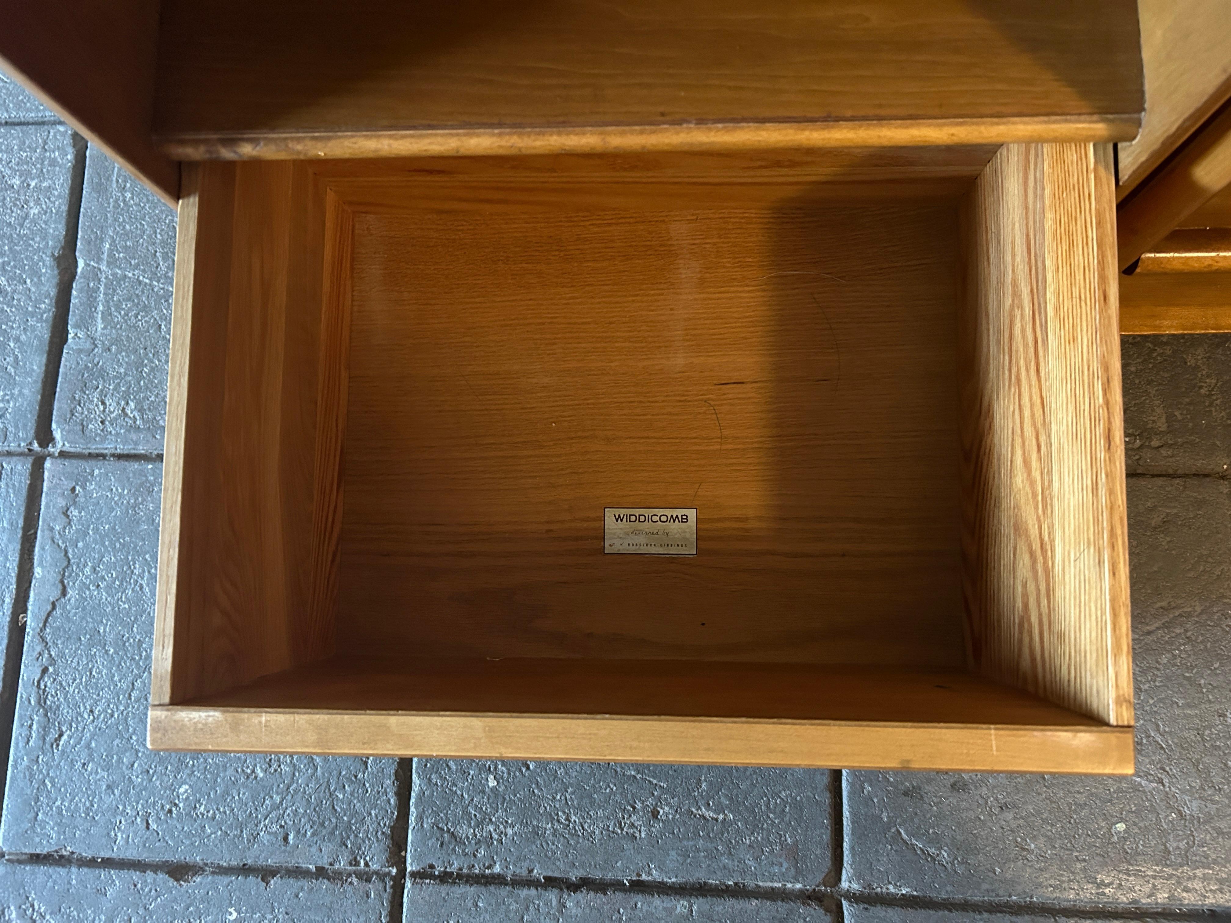 Falegnameria Coppia di Comodini a un cassetto in acero di H. H. Robsjohn-Gibbings per Widdicomb in vendita