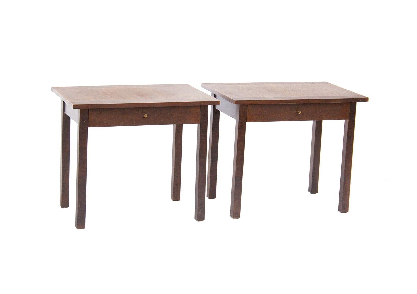 États-Unis, années 1960
Paire de tables de nuit en palissandre et noyer, chacune avec un seul tiroir. Dessus en palissandre et noyer à motifs. Très similaire aux styles de Paul McCobb. Aucune marque de fabricant sur cette paire, à l'exception des