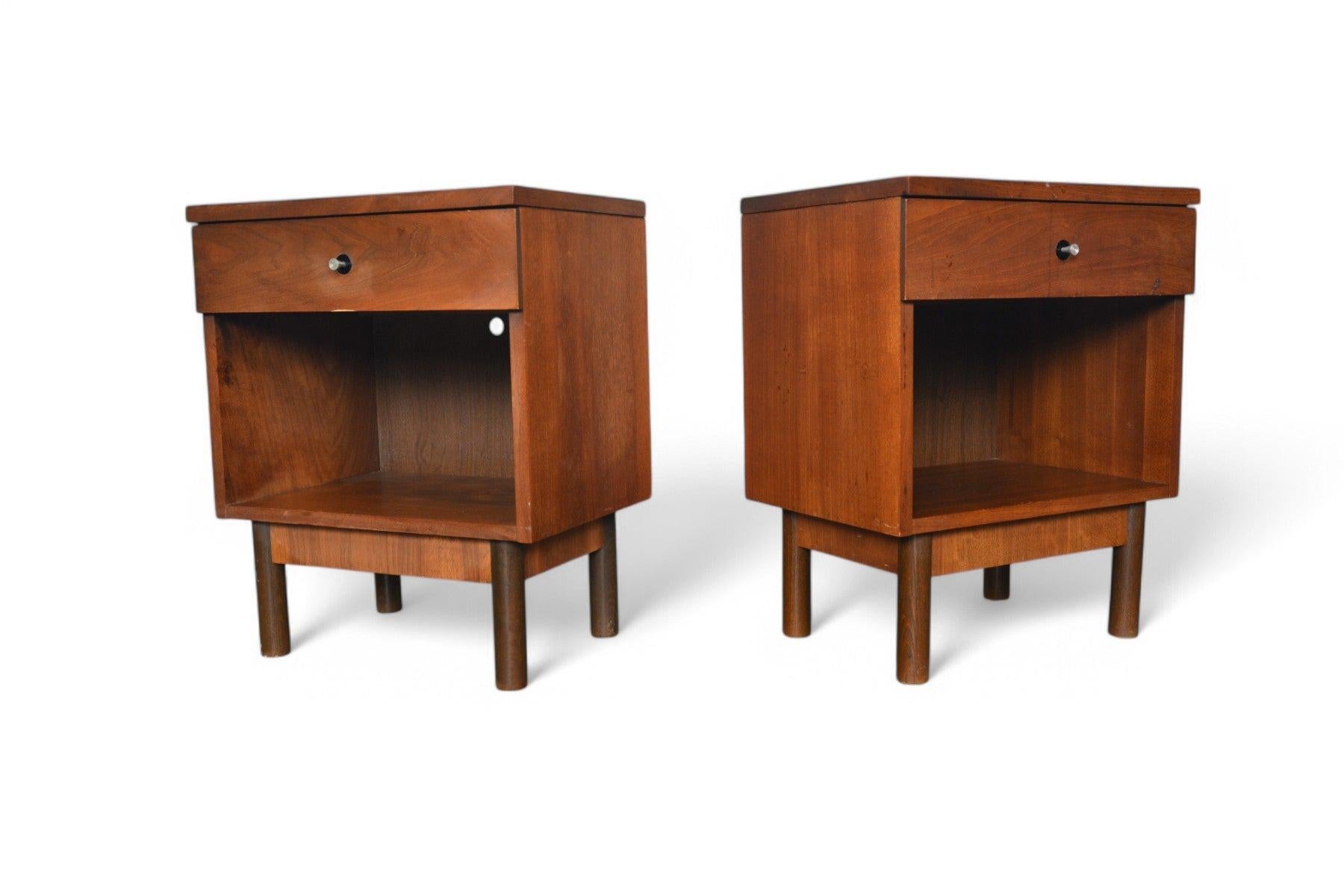 Mid-Century Modern Pair of Single Drawer Nightstands in Walnut by Stanley #1 For Sale