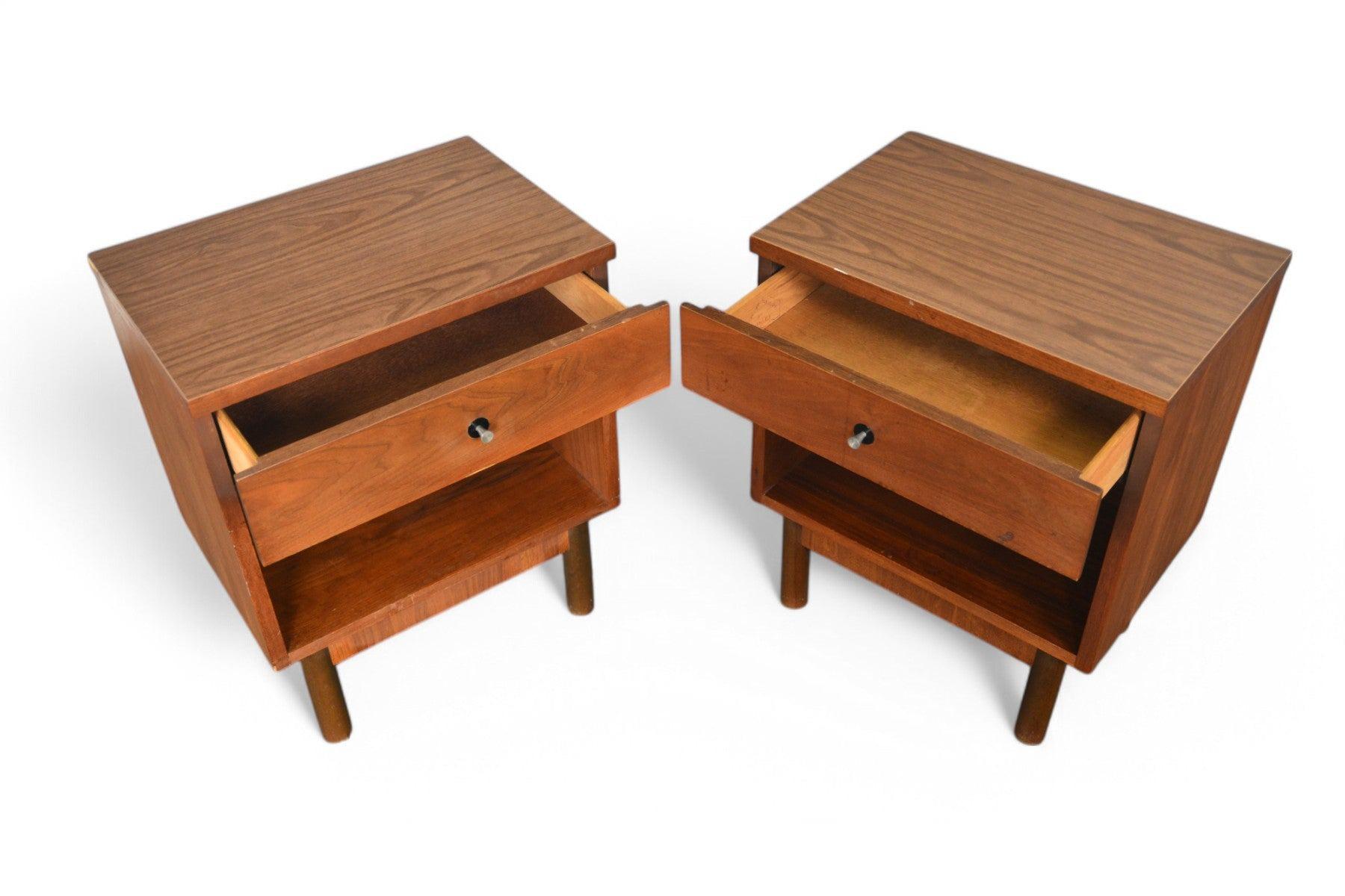 Pair of Single Drawer Nightstands in Walnut by Stanley #1 In Good Condition For Sale In Berkeley, CA