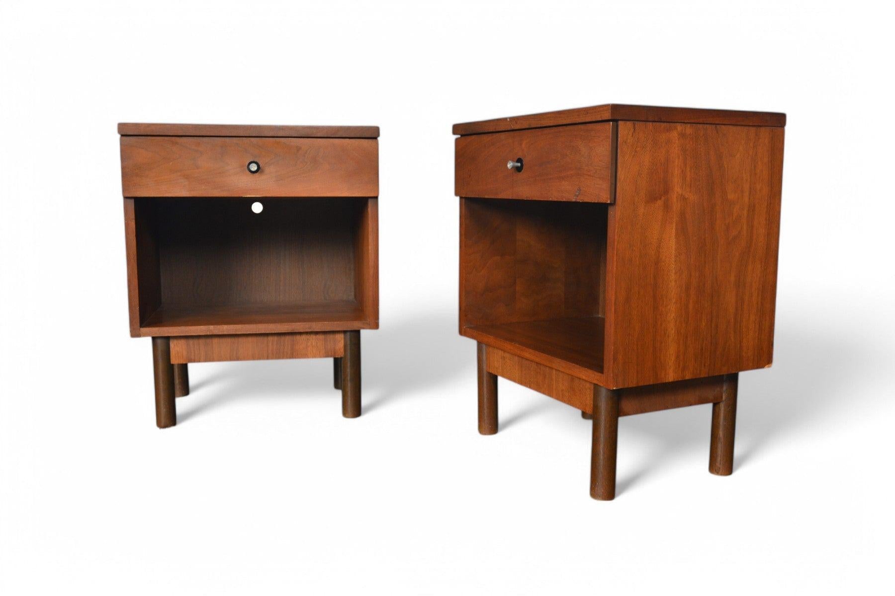 20th Century Pair of Single Drawer Nightstands in Walnut by Stanley #1 For Sale