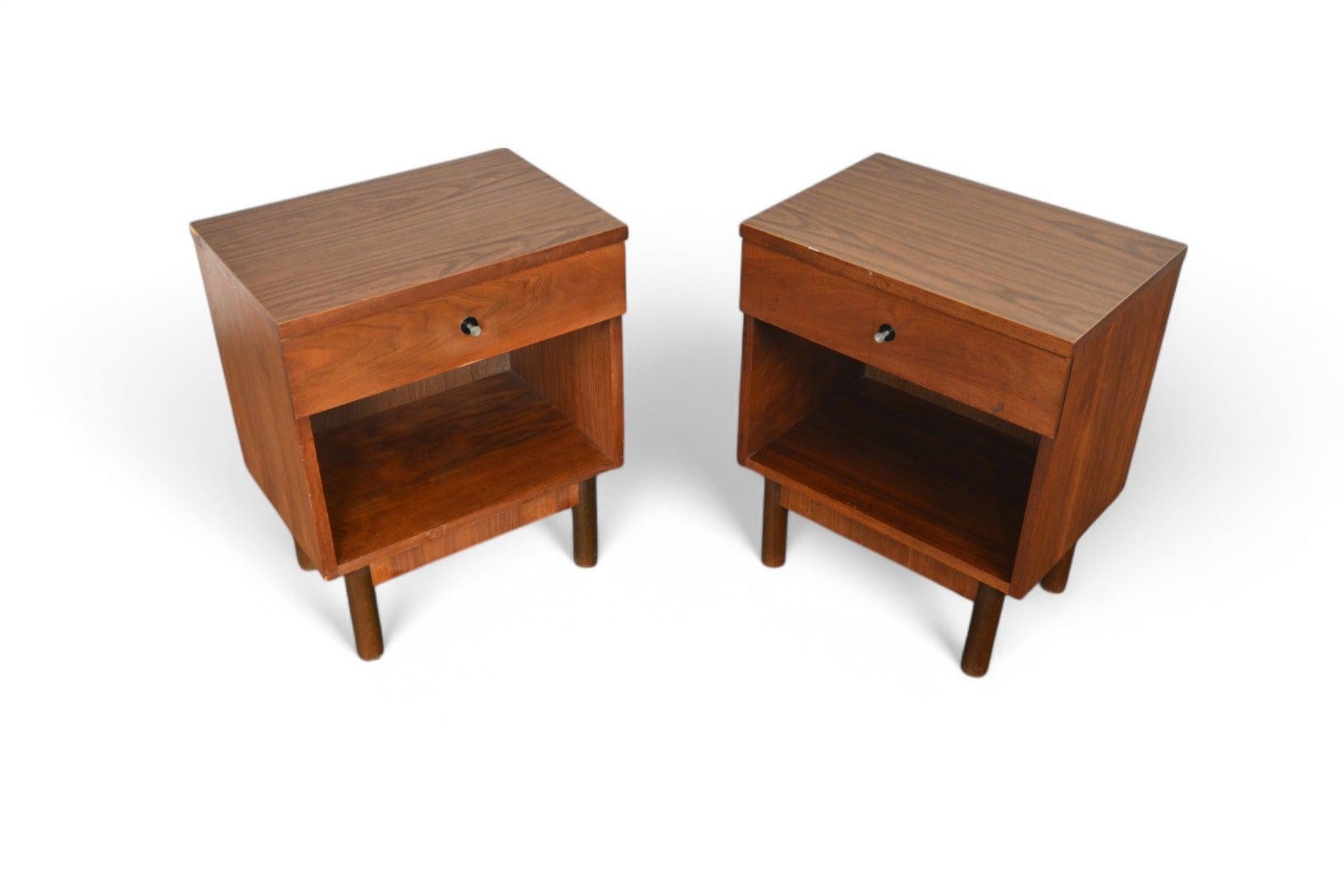Laminate Pair of Single Drawer Nightstands in Walnut by Stanley #1 For Sale