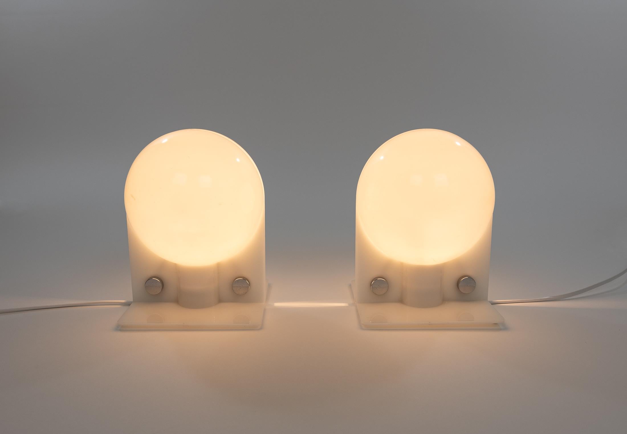 Paire de lampes de table Sirio en plastique blanc conçues par Ermanno Lampa & Sergio Brazzoli et produites par Harvey Guzzini dans les années 1970.

Les deux coques de la lampe sont maintenues ensemble par deux vis. Le support d'ampoule convient aux