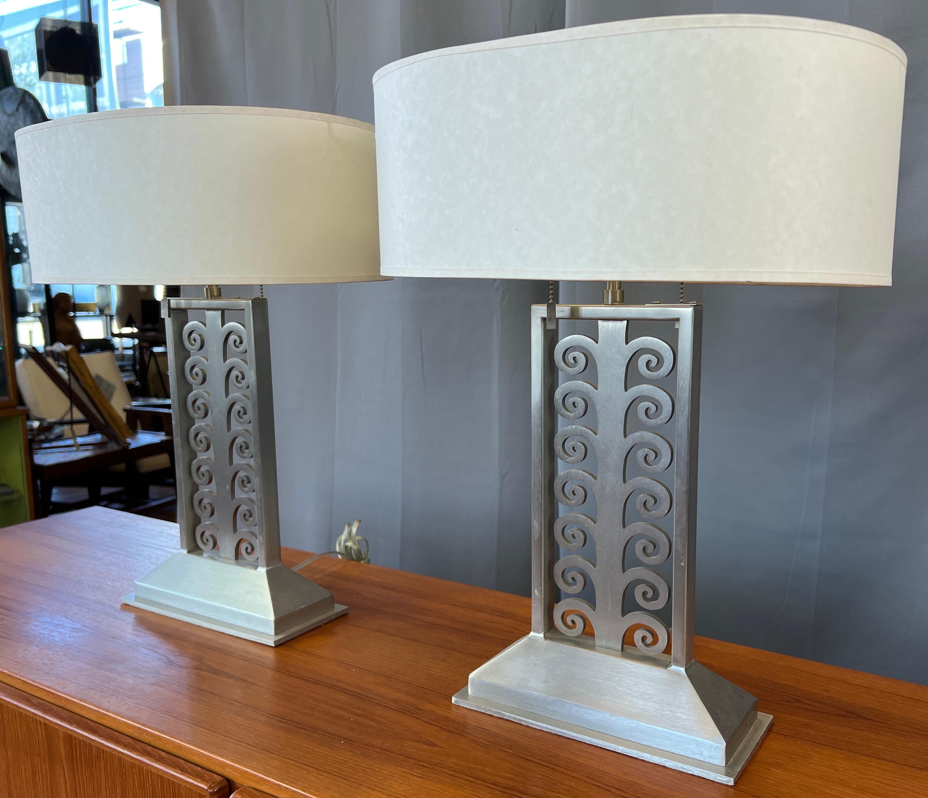 Moderne Paire de lampes de bureau Sirmos en acier inoxydable brossé