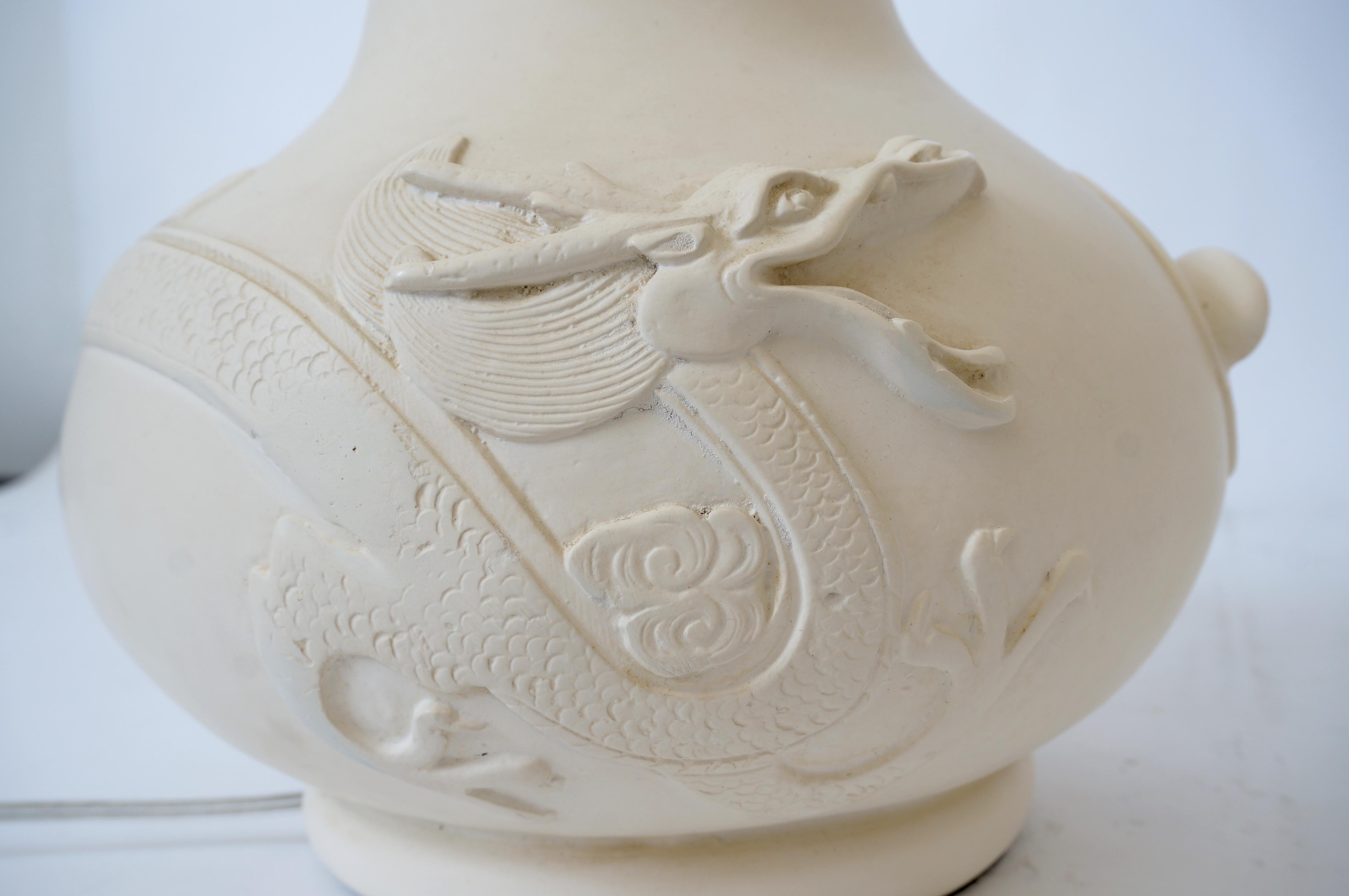 Cette paire de lampes de table Sirmos, élégante et chic, date des années 1970 et a définitivement une forme Art Déco Moderne avec son dragon stylisé et ses grues flottant sur la forme du vase. 

Remarque : La dimension jusqu'au sommet de l'embout