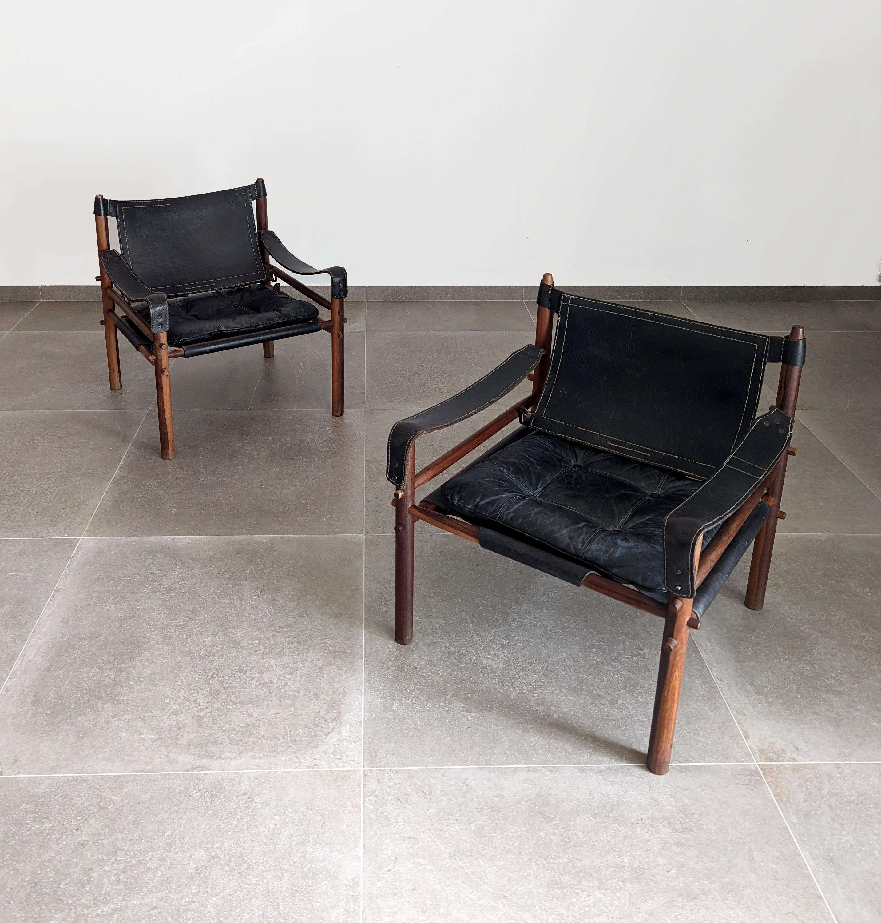 Fantastic pair of Sirocco armchairs in rosewood and black leather designed by Arne Norell in the 1960s, in its rarest version and sought after by collectors, since it was produced by Scanform in Medellin (Colombia) in charge of distribution in the