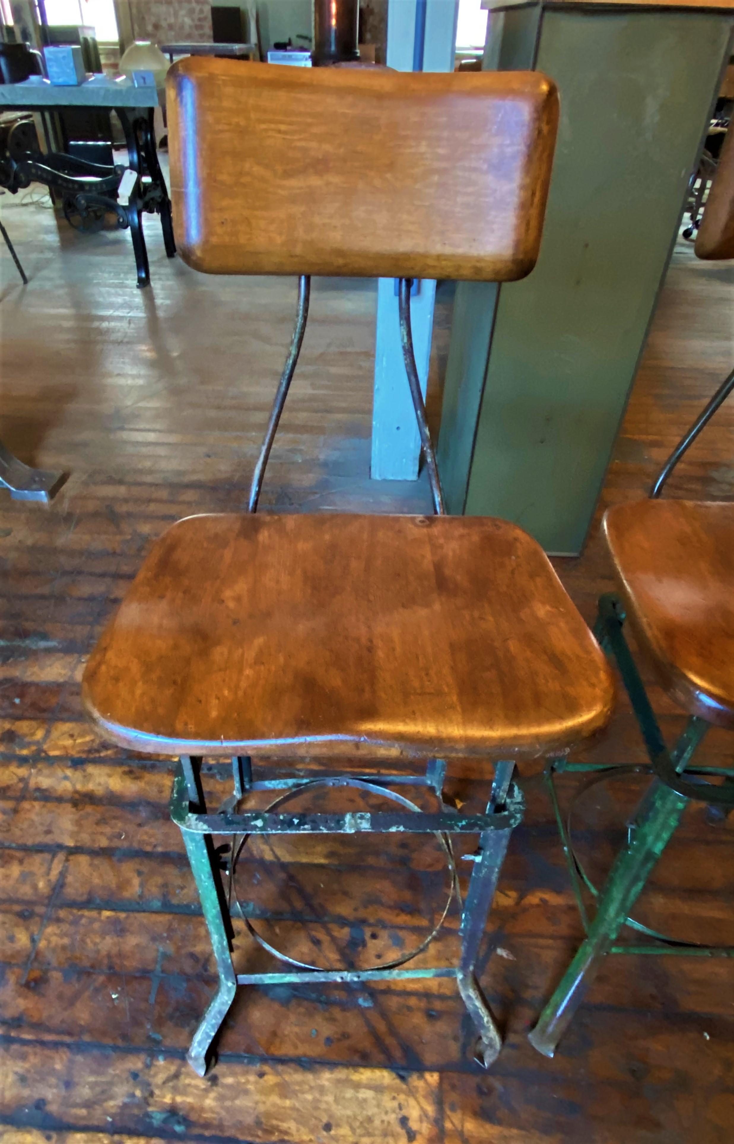 Industrial adjustable stools
Second pair available with similar dimensions, all 4 are shown in the last image.
Reference number for the other pair: LU829928142552

Overall Dimensions: 16