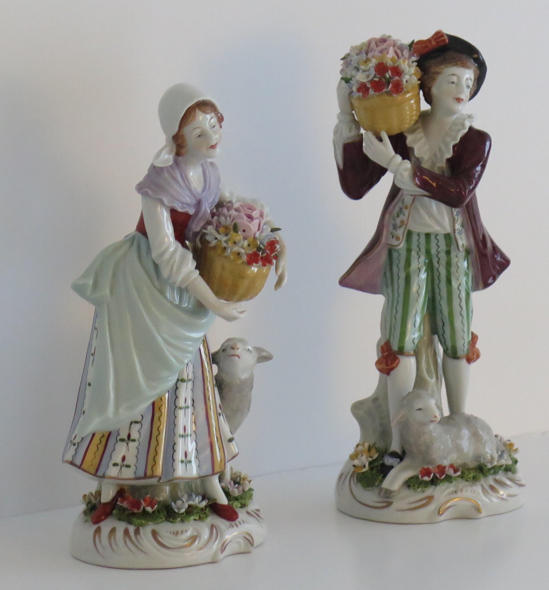 Country Paire de vendeurs de fleurs en porcelaine Sitzendorf, entièrement marqués, allemands, datant d'environ 1920 en vente