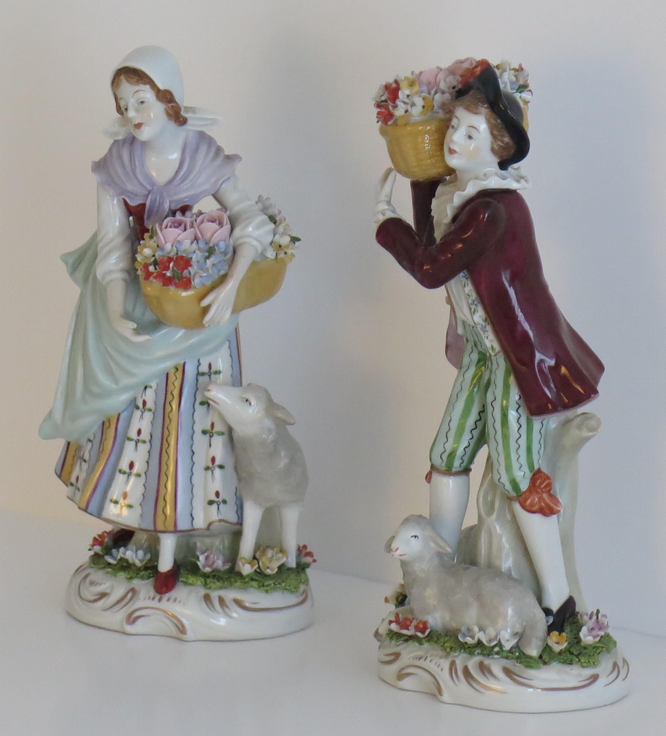 Allemand Paire de vendeurs de fleurs en porcelaine Sitzendorf, entièrement marqués, allemands, datant d'environ 1920 en vente