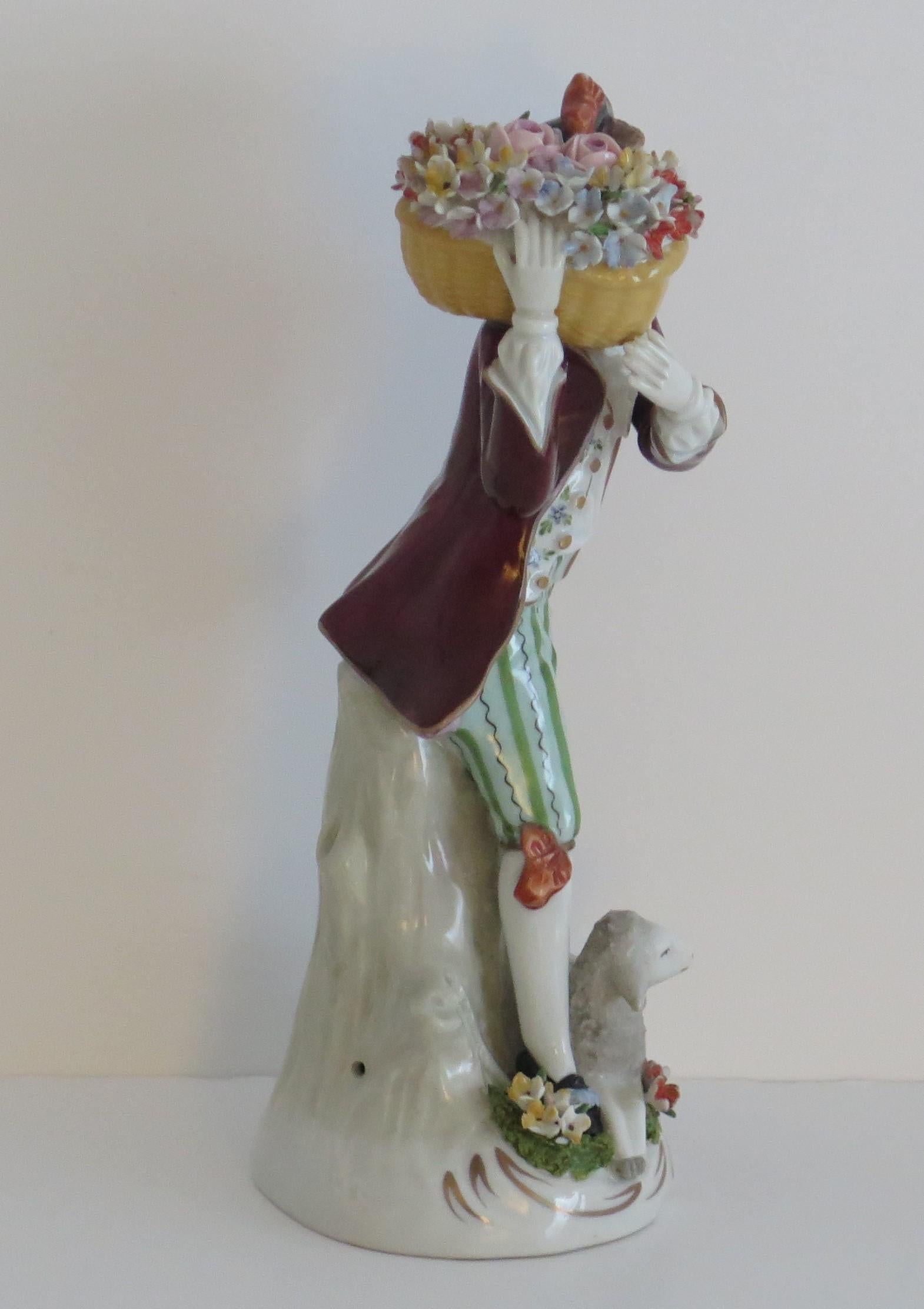 Peint à la main Paire de vendeurs de fleurs en porcelaine Sitzendorf, entièrement marqués, allemands, datant d'environ 1920 en vente