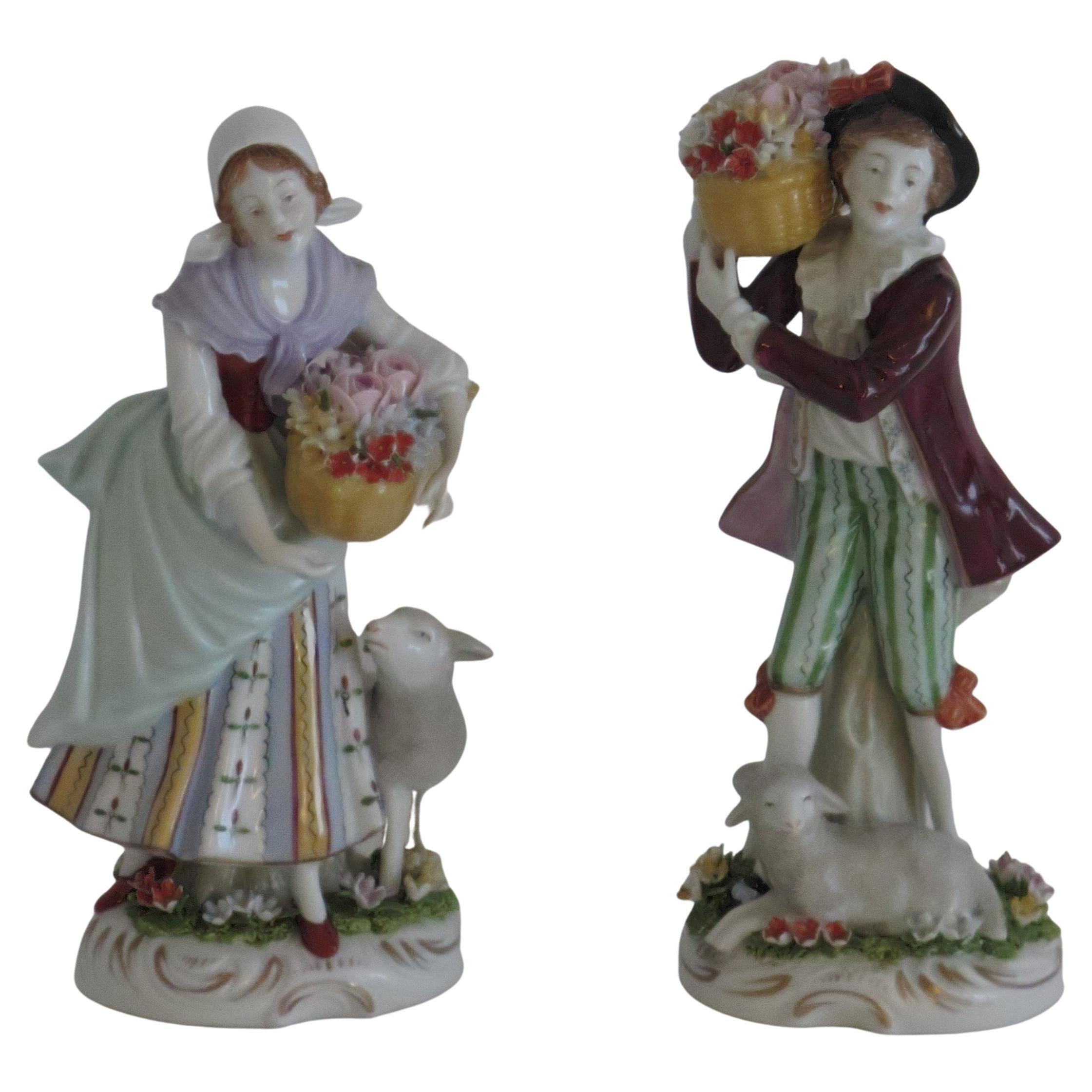 Pareja de Figuras Sitzendorf Vendedoras de Flores de Porcelana, Alemanas Totalmente Marcadas Ca 1920