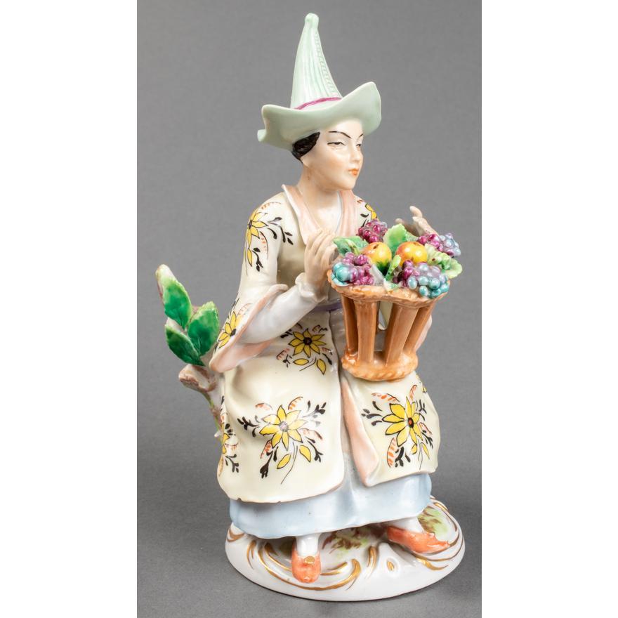 Pair of Sitzendorf Porcelain Chinoiserie Figures For Sale 4