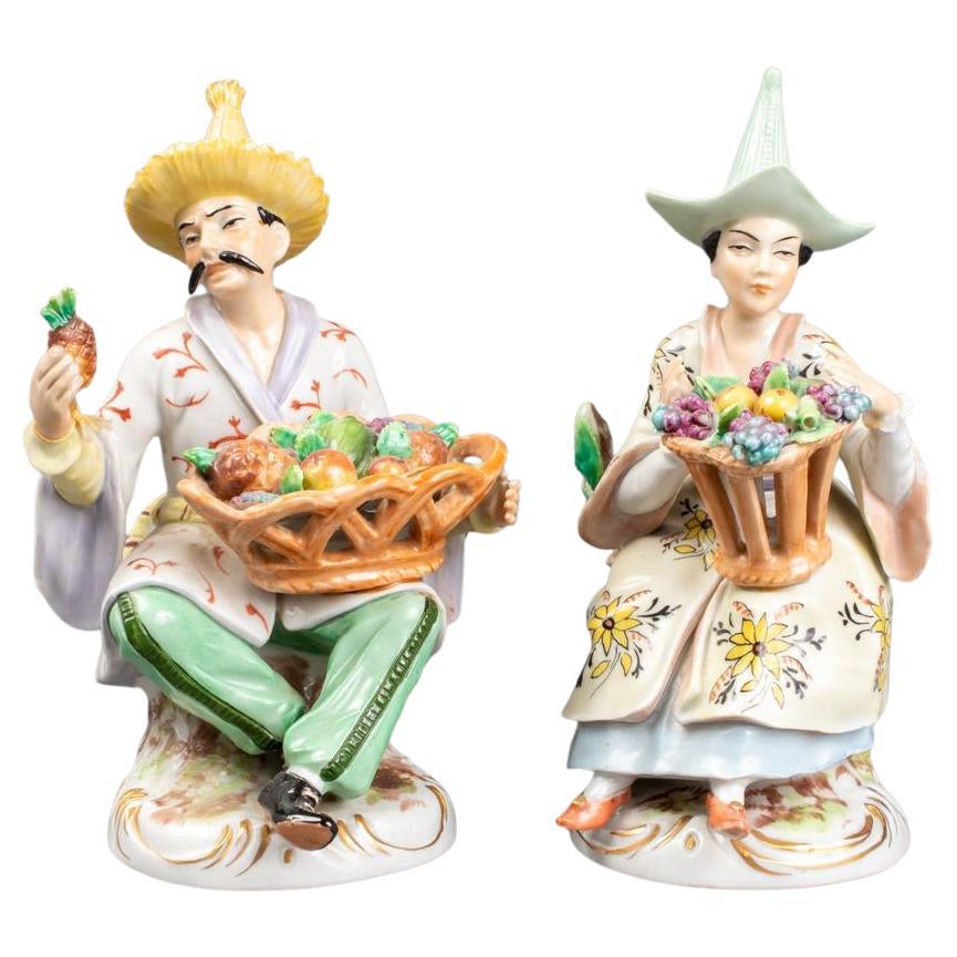 Paire de figurines en porcelaine de Sitzendorf de style Chinoiserie