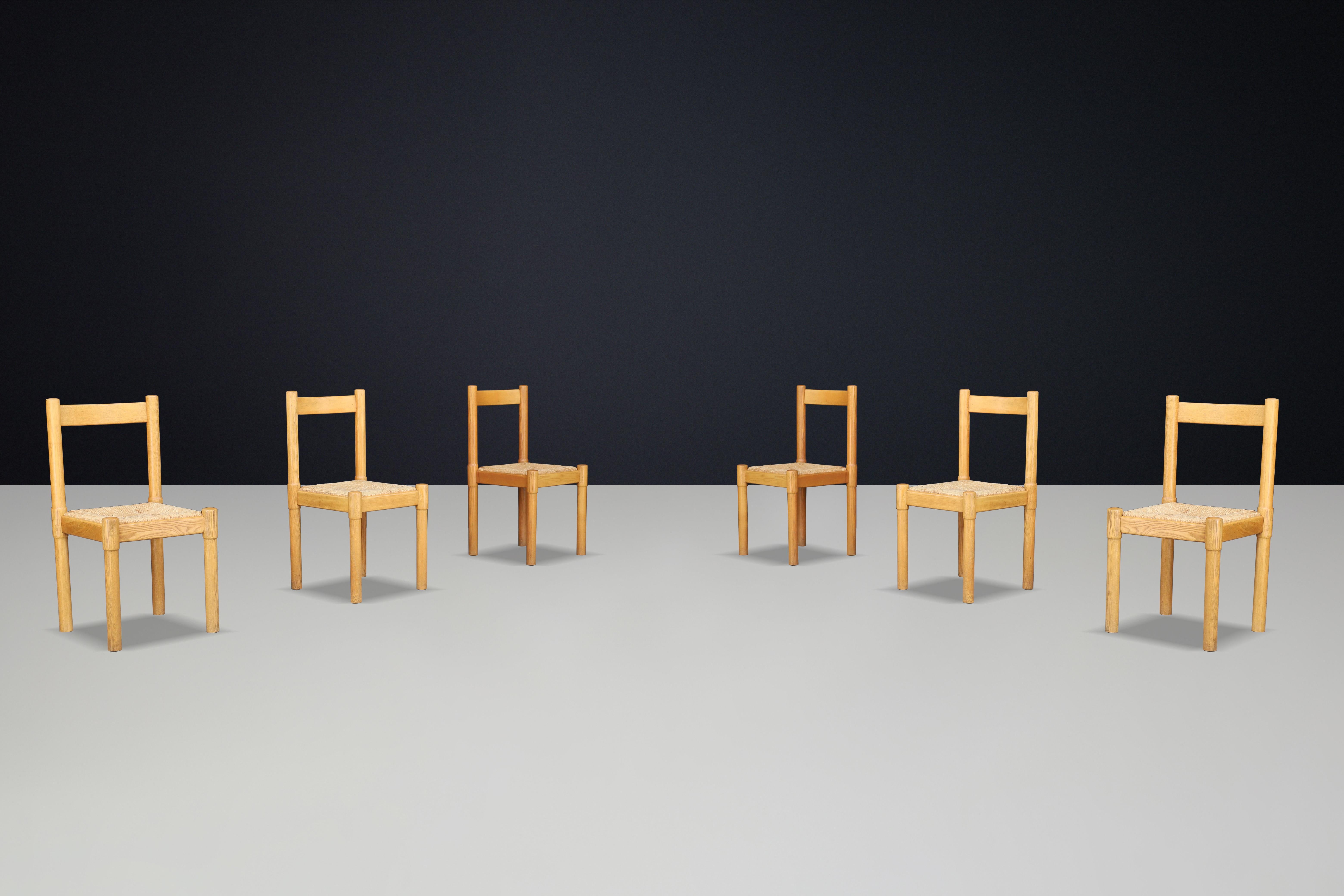 Paire de six chaises de salle à manger en frêne et en jonc dans le style de Vico Magistretti, Italie, années 1960

Voici une paire de six chaises en frêne et en jonc, élégamment inspirées des designs emblématiques de Vico Magistretti en Italie dans