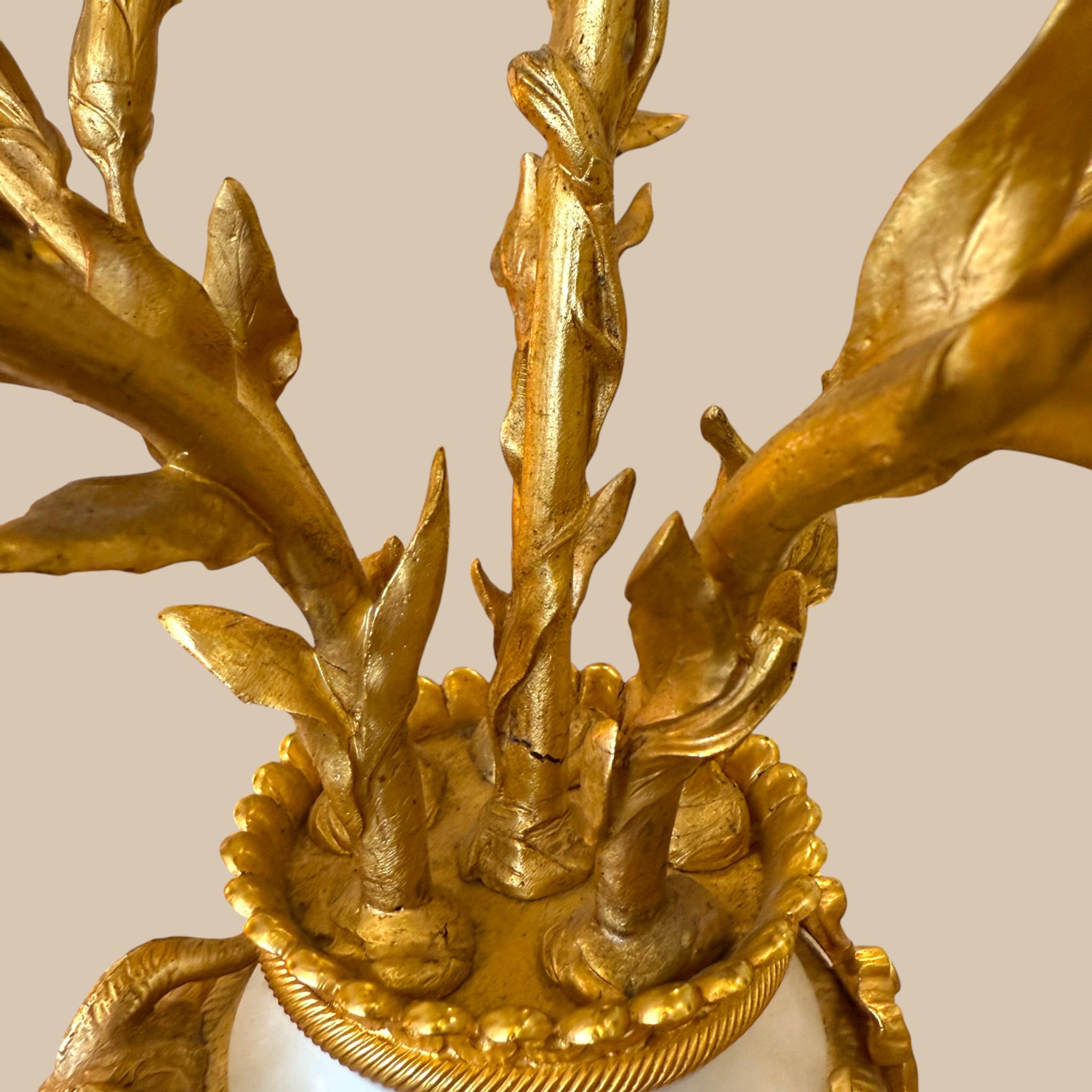 Coppia di candelabri a sei bracci in bronzo dorato e marmo di Carrara - XIX secolo in vendita 4