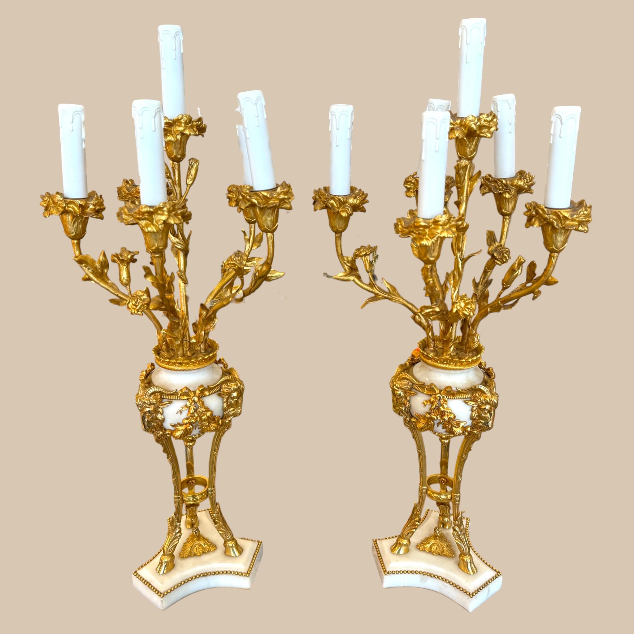 Napoleone III Coppia di candelabri a sei bracci in bronzo dorato e marmo di Carrara - XIX secolo in vendita