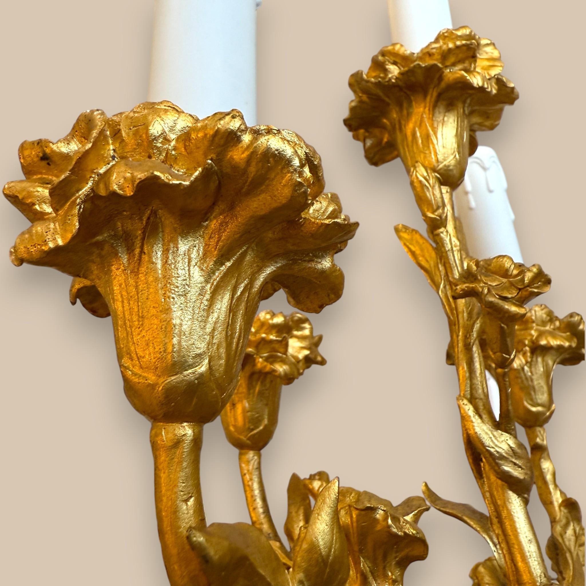 Dorato Coppia di candelabri a sei bracci in bronzo dorato e marmo di Carrara - XIX secolo in vendita