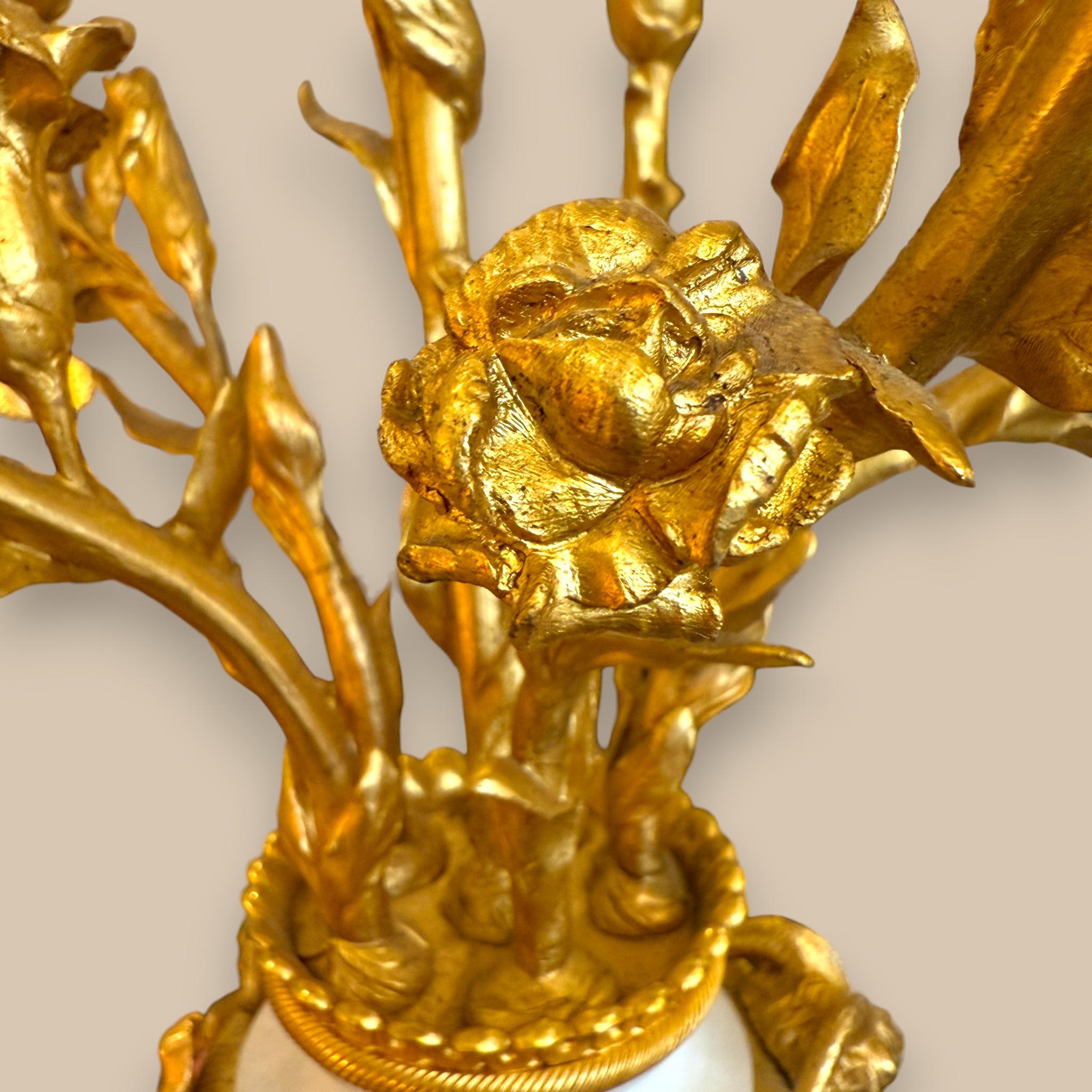 Coppia di candelabri a sei bracci in bronzo dorato e marmo di Carrara - XIX secolo In condizioni buone in vendita a NICE, FR