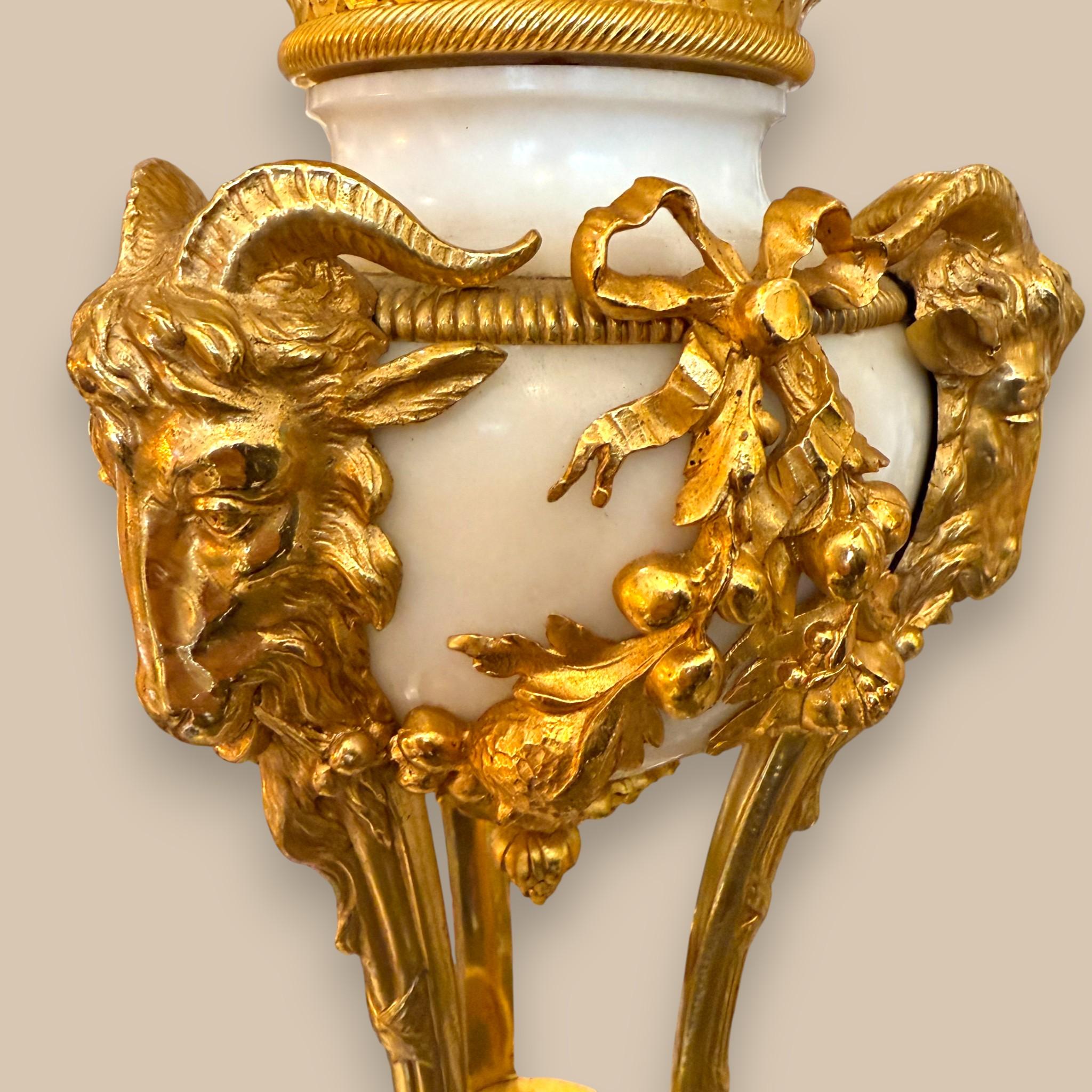 Bronzo Coppia di candelabri a sei bracci in bronzo dorato e marmo di Carrara - XIX secolo in vendita