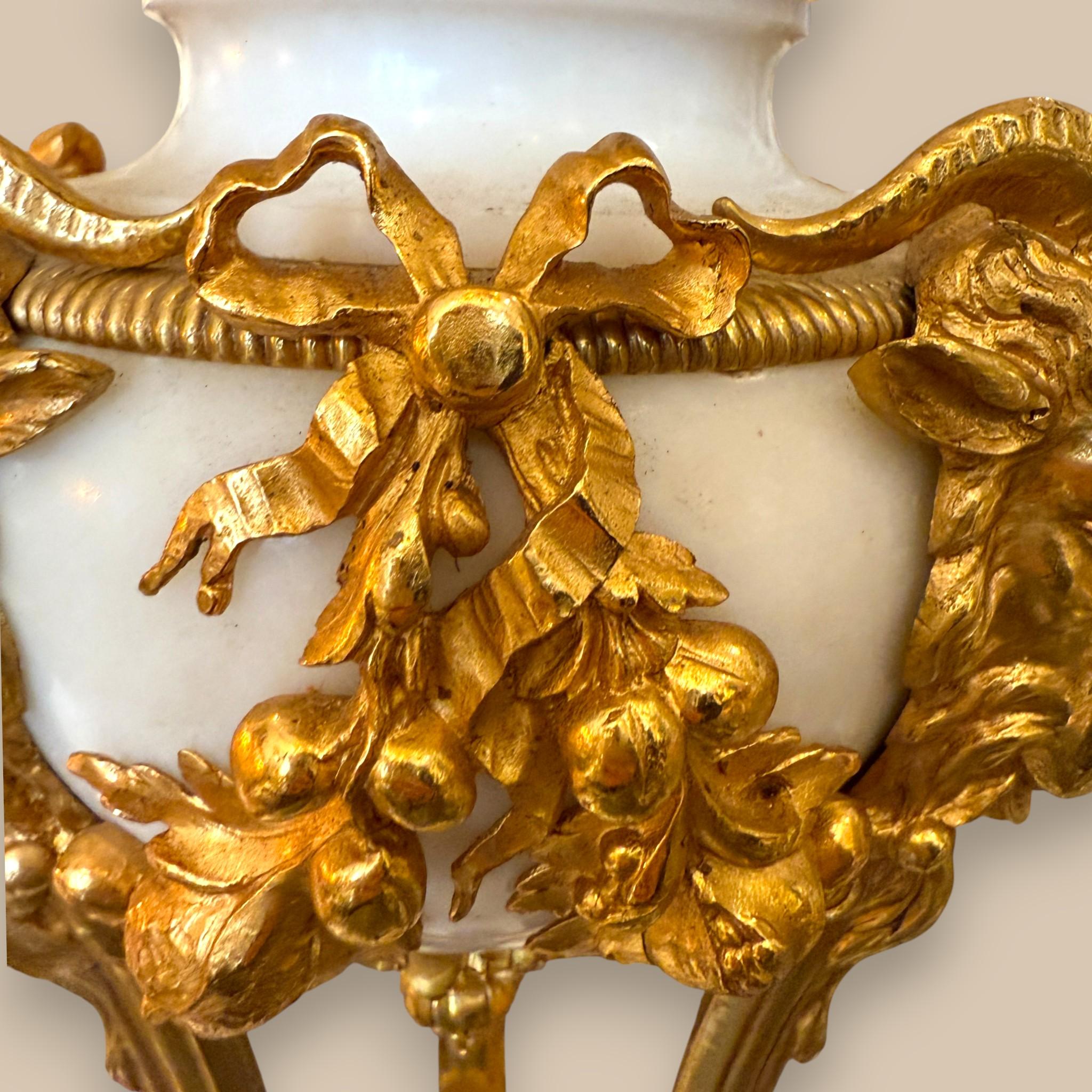 Coppia di candelabri a sei bracci in bronzo dorato e marmo di Carrara - XIX secolo in vendita 1