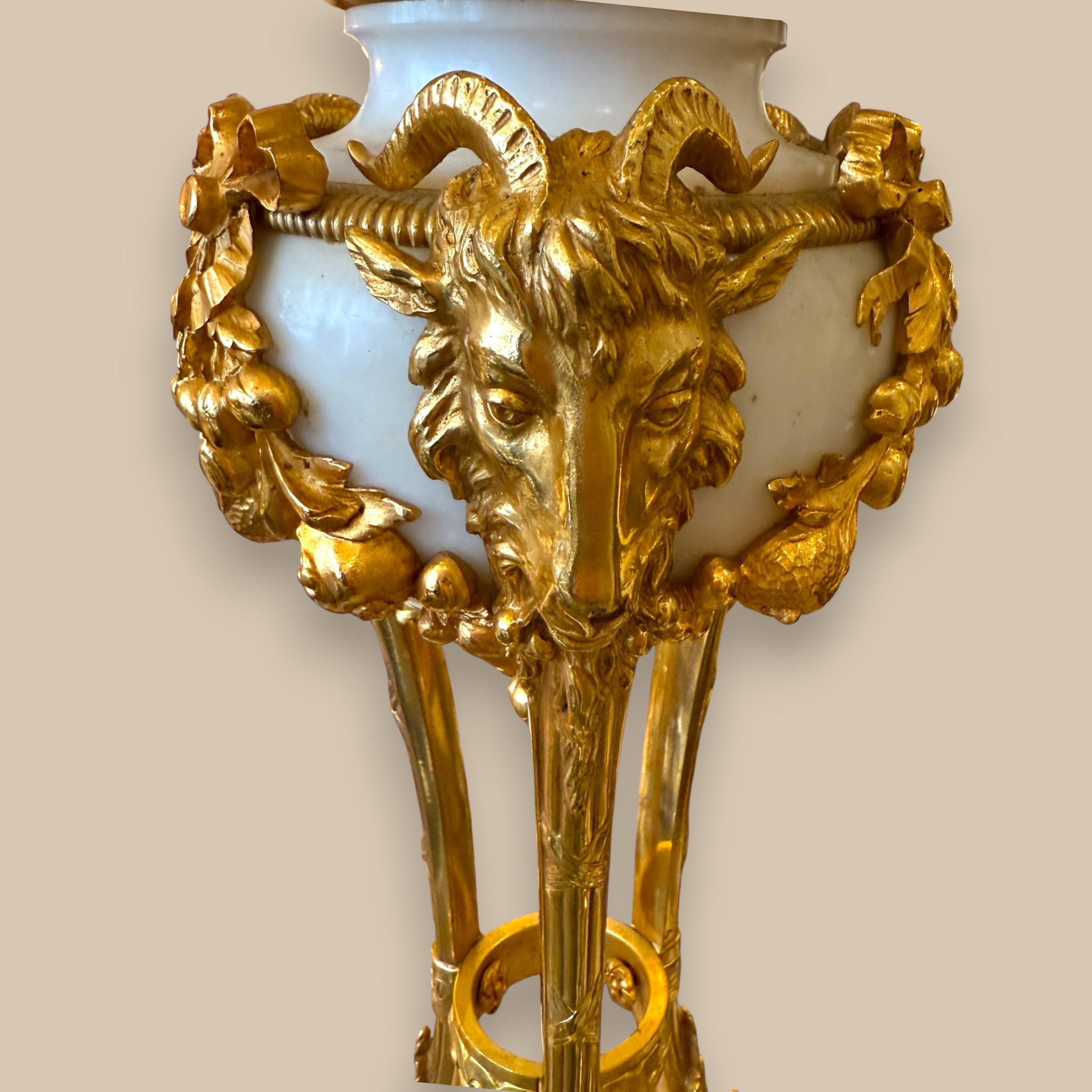 Coppia di candelabri a sei bracci in bronzo dorato e marmo di Carrara - XIX secolo in vendita 2