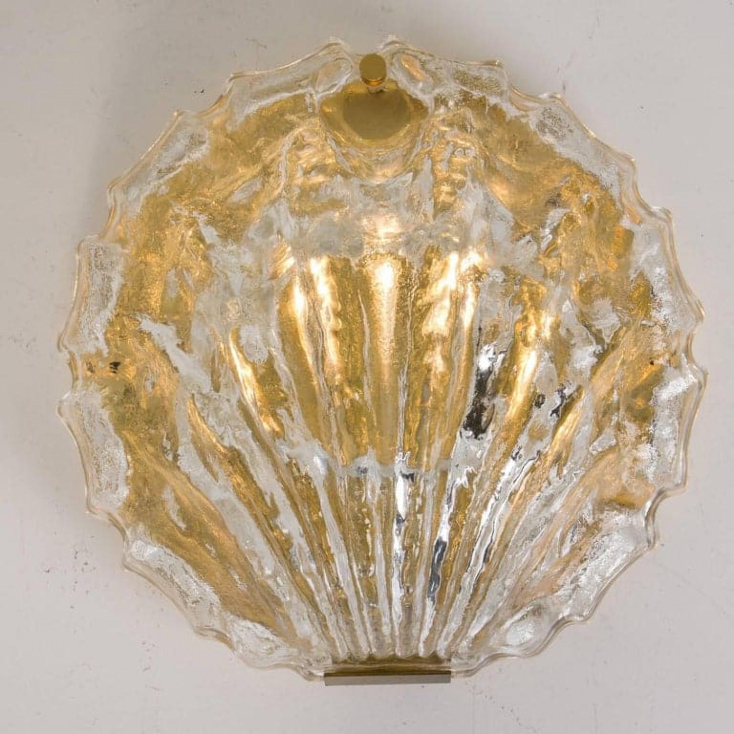 Austriaco Coppia di sei lampade da parete a conchiglia in vetro color ghiaccio dorato, anni '60 in vendita