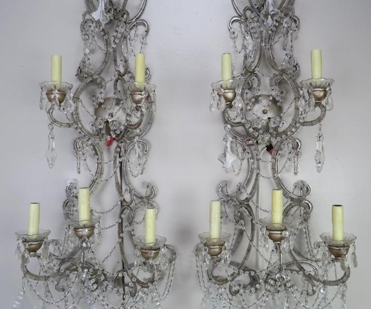 Rococò Coppia di lampade a sei luci con perline in cristallo italiano in vendita