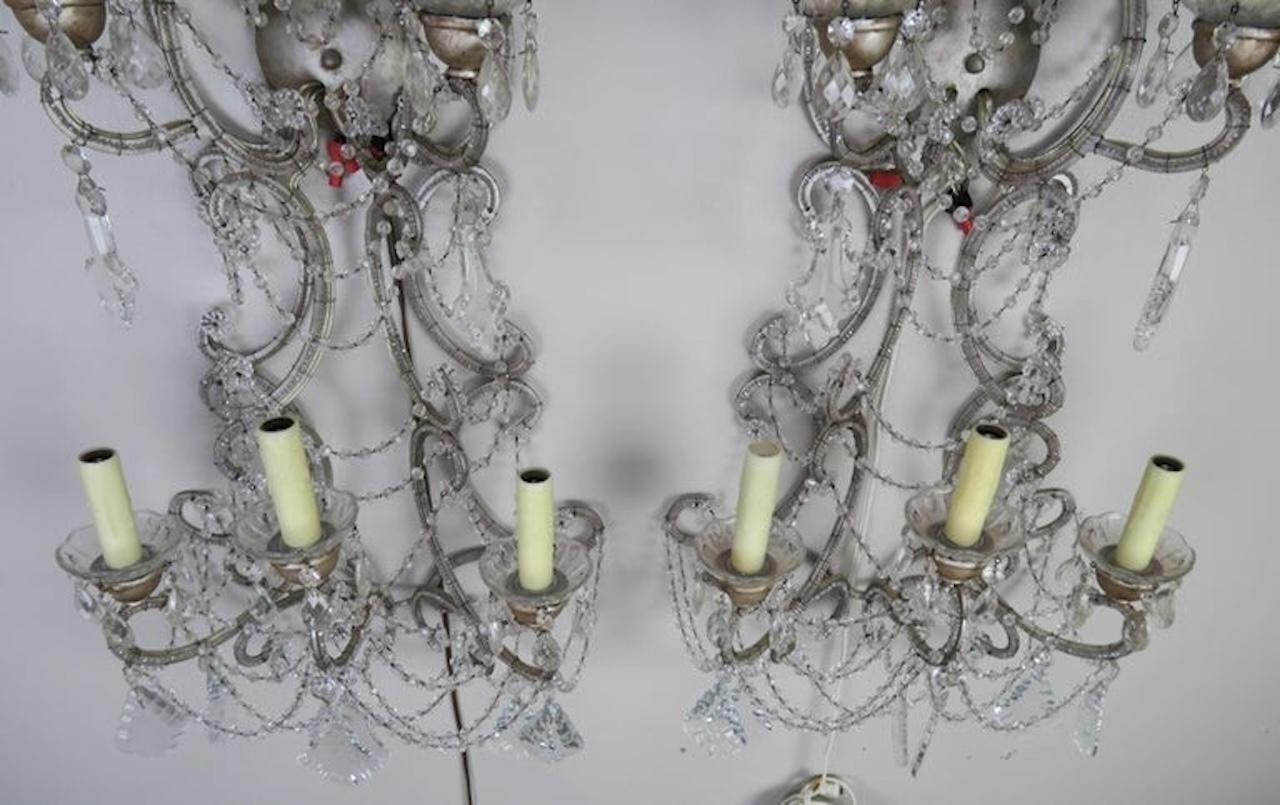 Italiano Coppia di lampade a sei luci con perline in cristallo italiano in vendita