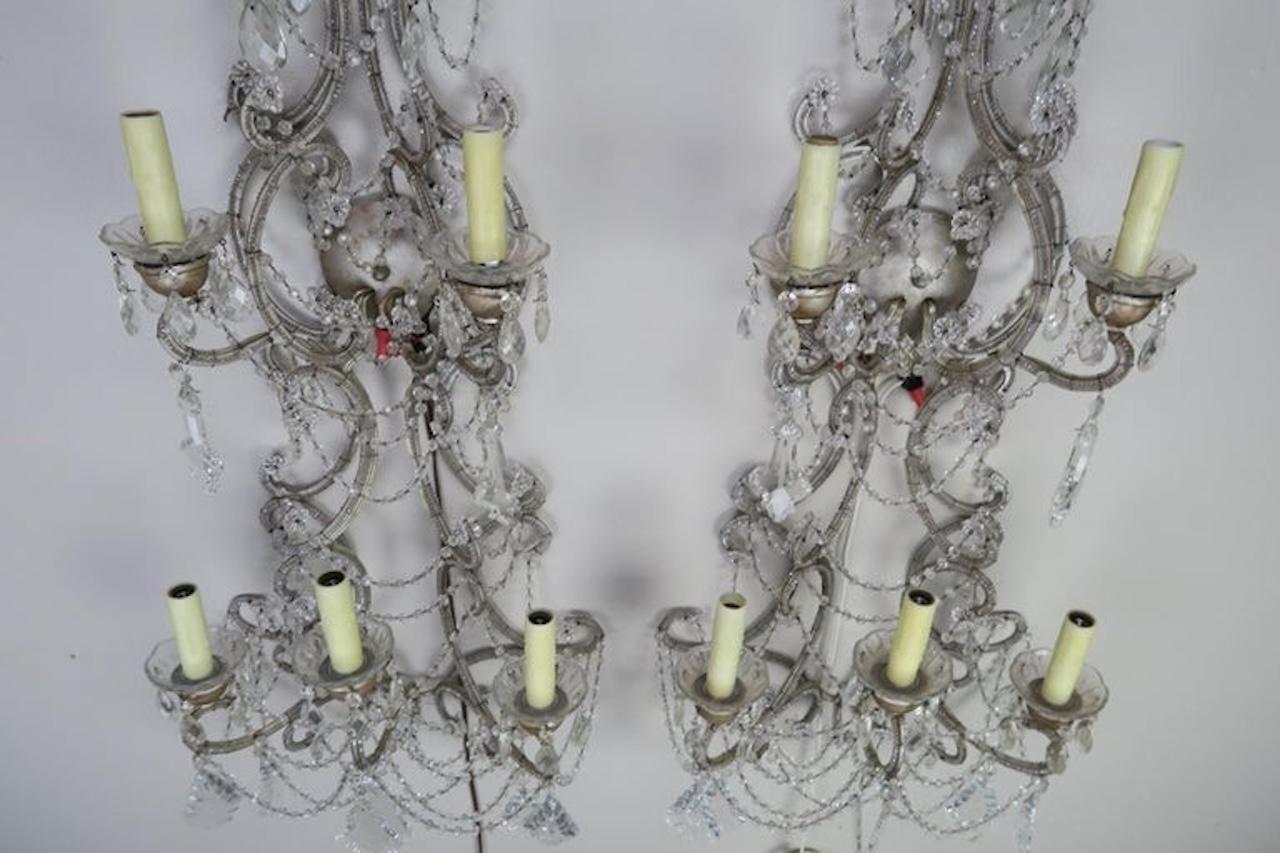 Coppia di lampade a sei luci con perline in cristallo italiano In condizioni buone in vendita a Los Angeles, CA