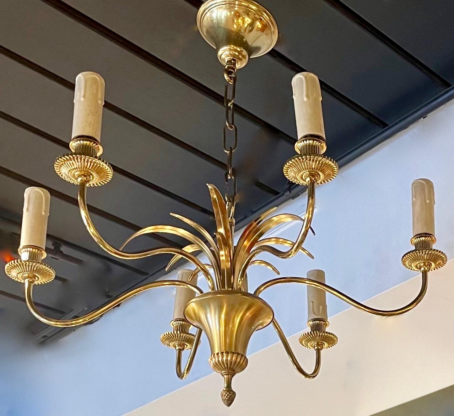 Neoclassico Coppia di lampadari neoclassici a sei luci in ottone di Maison Charles, Francia 1960. in vendita