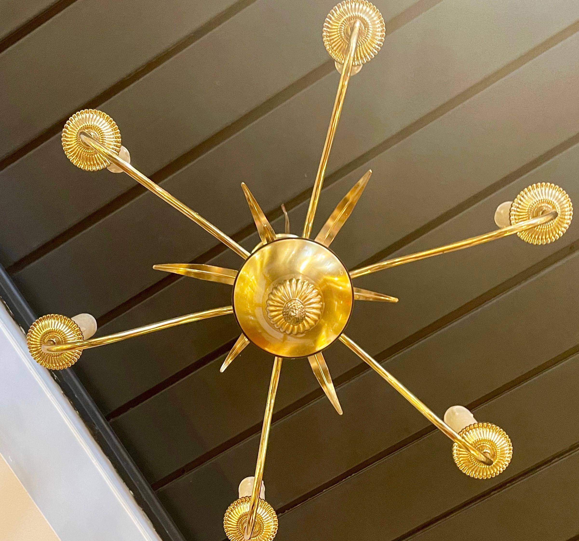 Francese Coppia di lampadari neoclassici a sei luci in ottone di Maison Charles, Francia 1960. in vendita