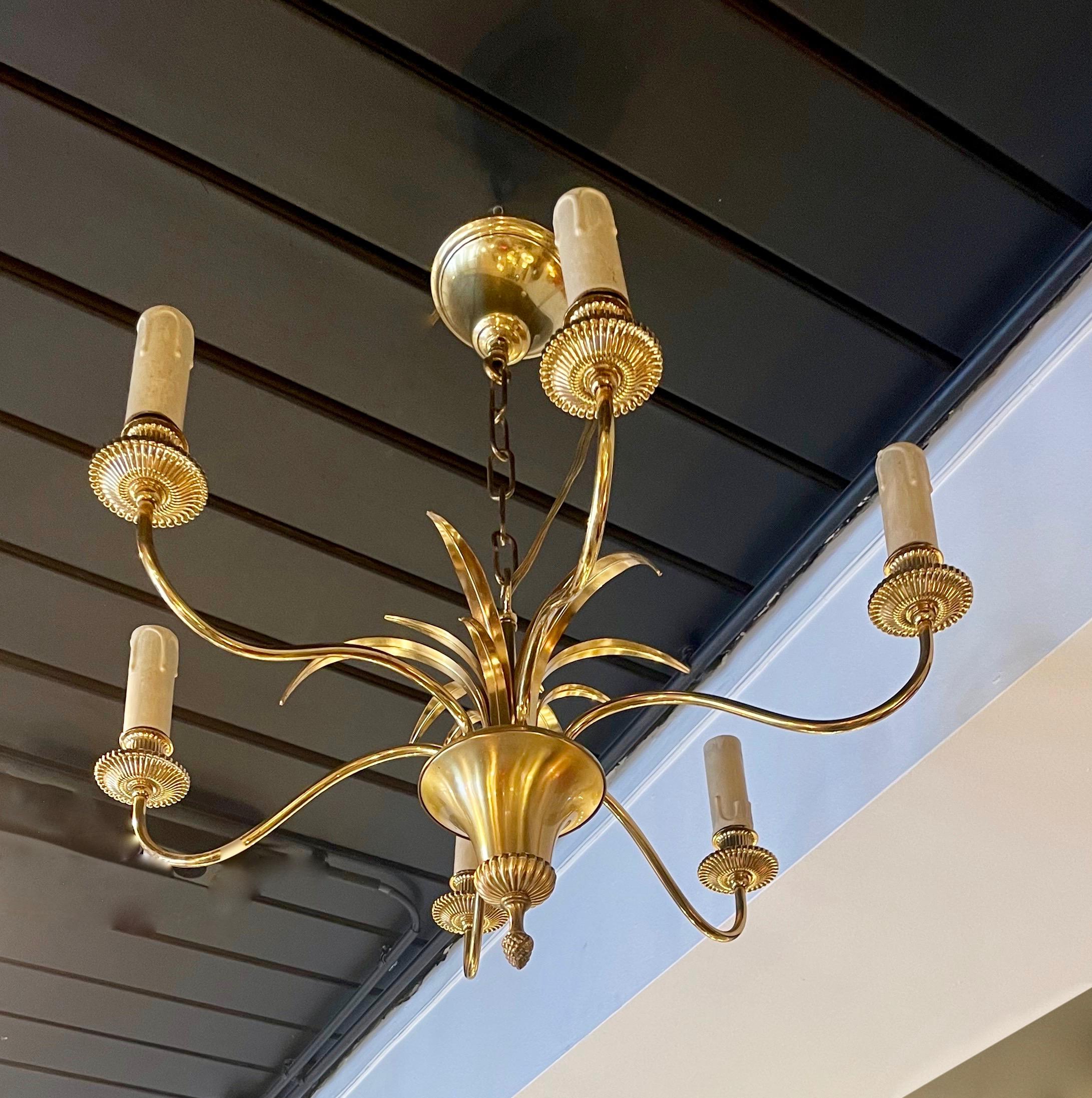 Coppia di lampadari neoclassici a sei luci in ottone di Maison Charles, Francia 1960. In condizioni buone in vendita a Brussels, BE