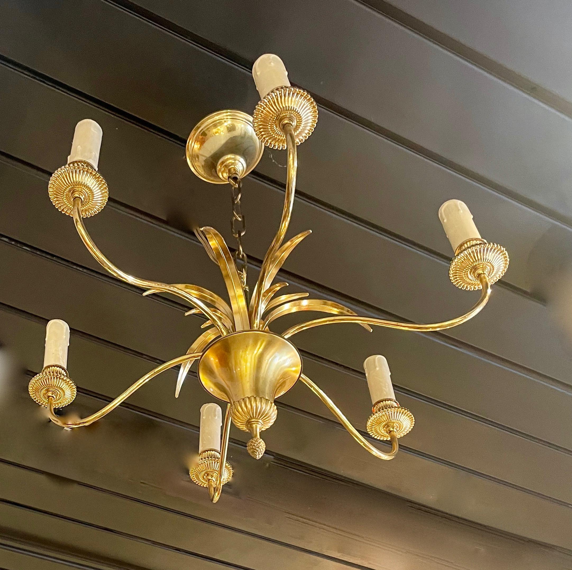 Metà XX secolo Coppia di lampadari neoclassici a sei luci in ottone di Maison Charles, Francia 1960. in vendita