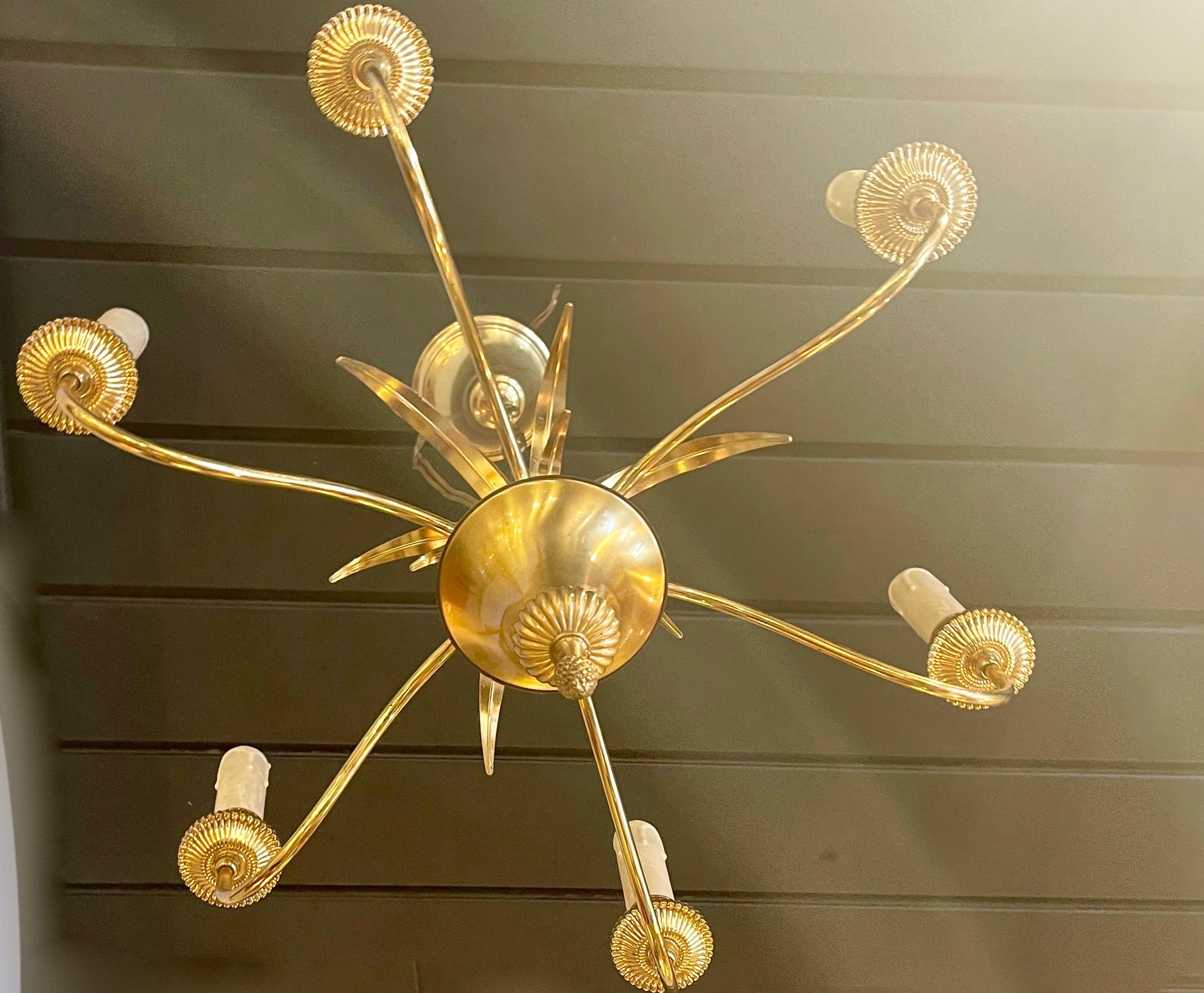 Ottone Coppia di lampadari neoclassici a sei luci in ottone di Maison Charles, Francia 1960. in vendita