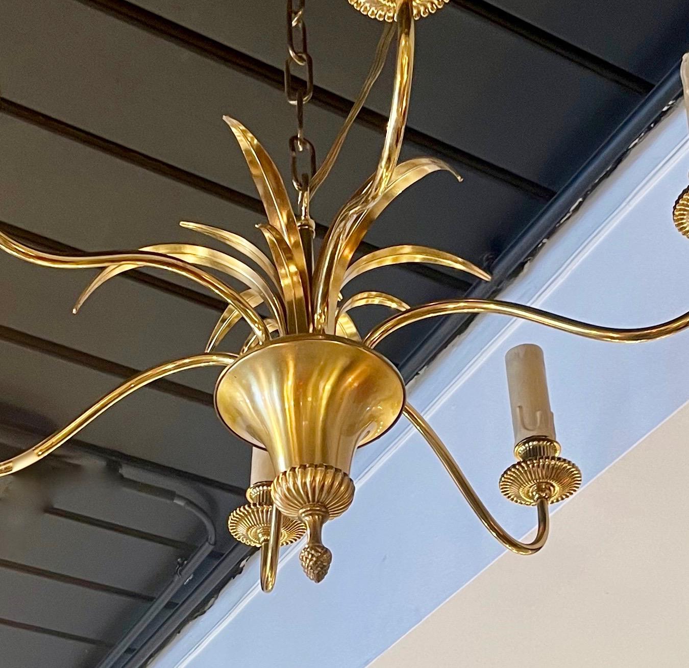 Coppia di lampadari neoclassici a sei luci in ottone di Maison Charles, Francia 1960. in vendita 1