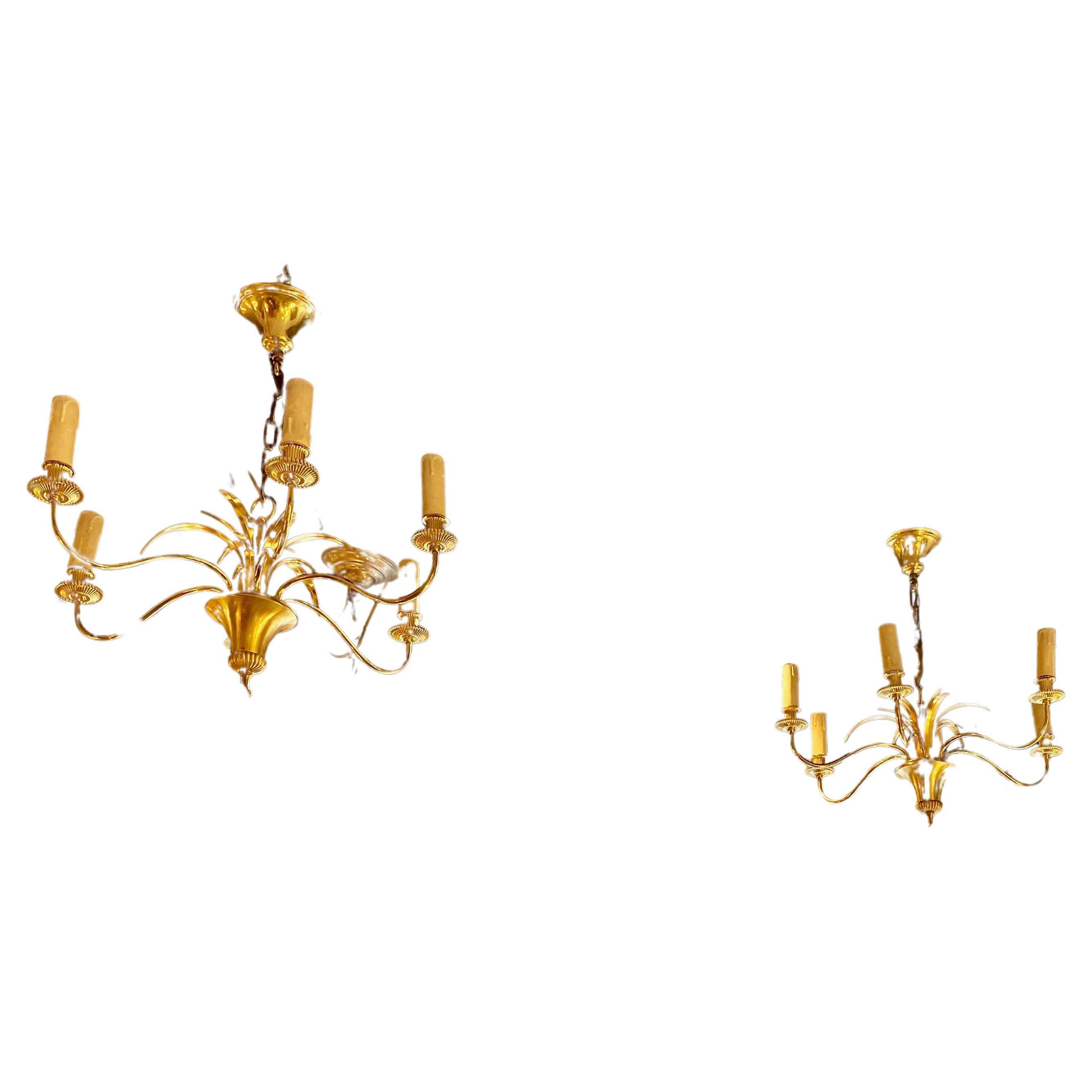 Coppia di lampadari neoclassici a sei luci in ottone di Maison Charles, Francia 1960. in vendita 2