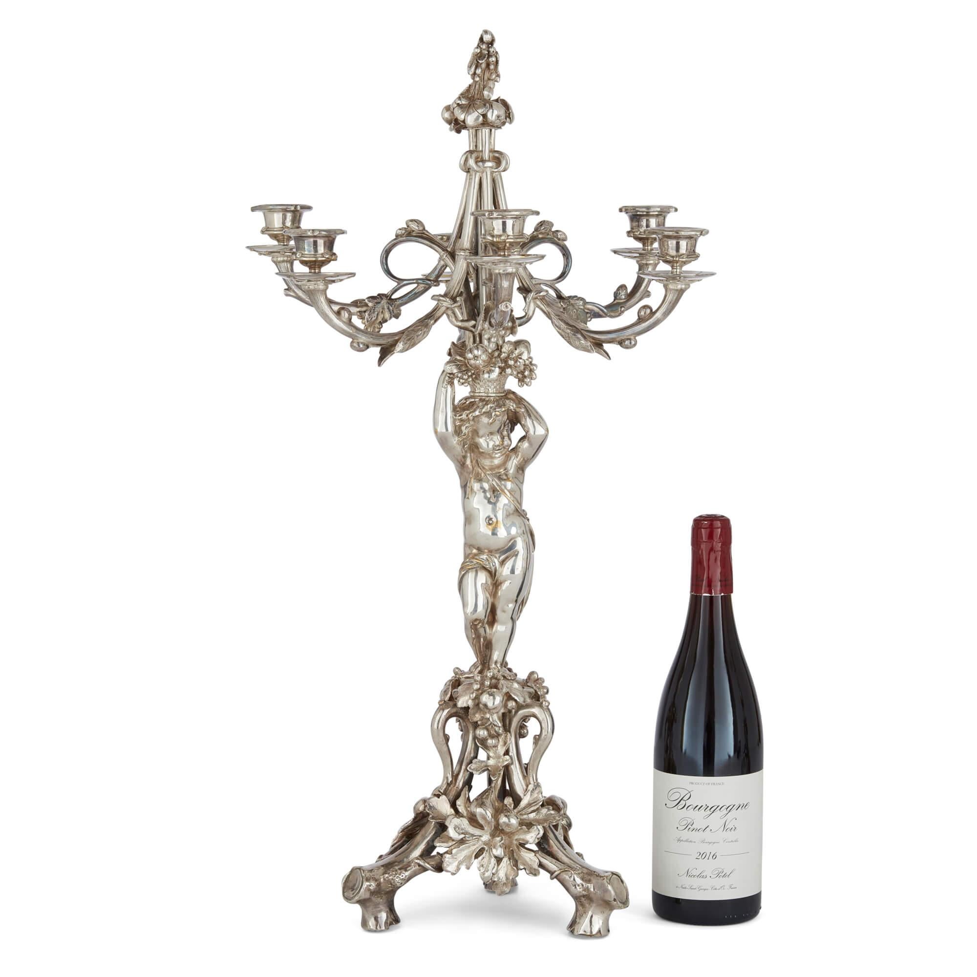 Bronzo Coppia di candelabri a sei luci in bronzo argentato attribuiti a Christofle in vendita