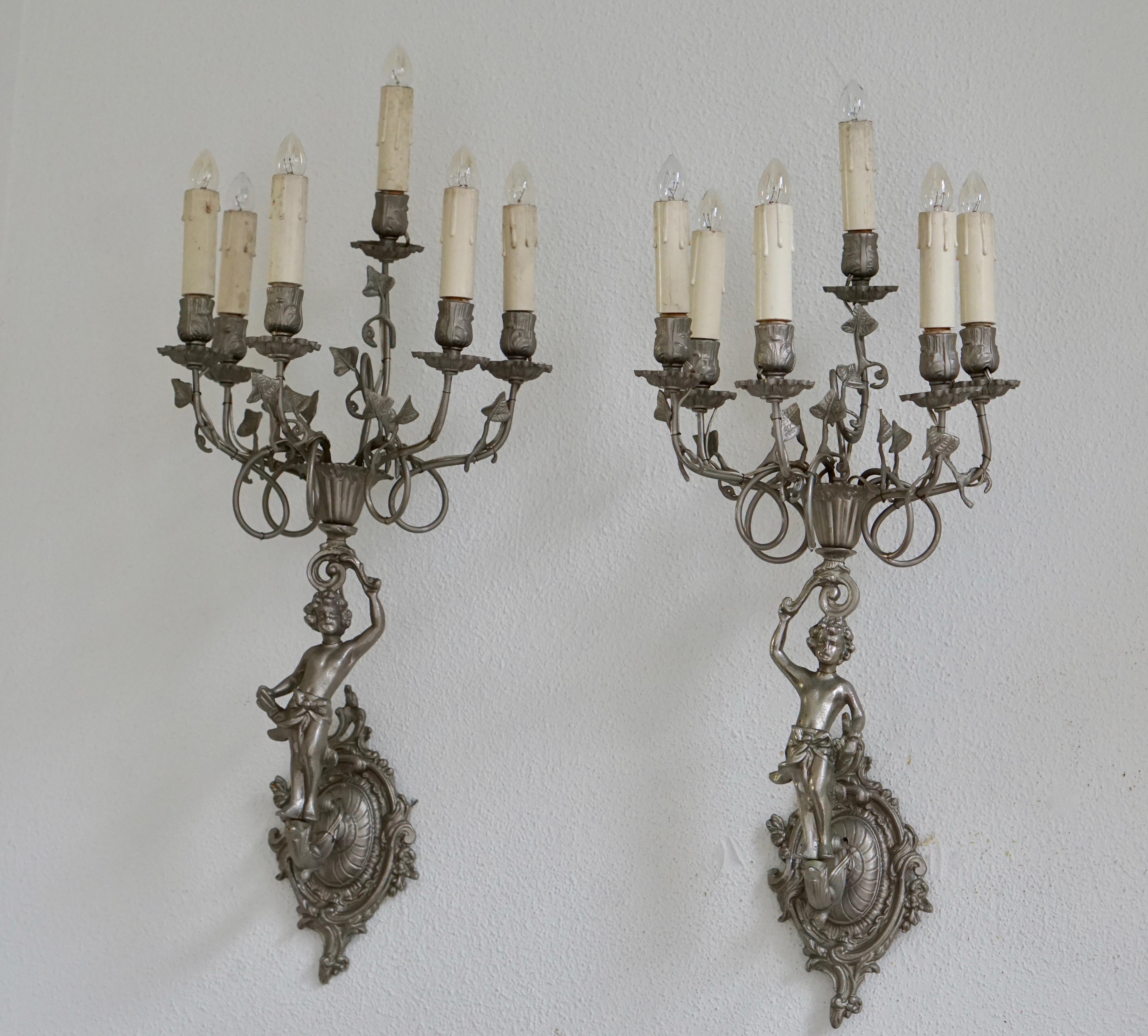 Two large wall lights with each six E14 bulbs.
Measures: Height 70 cm.
Width 28 cm.
Depth 25 cm.