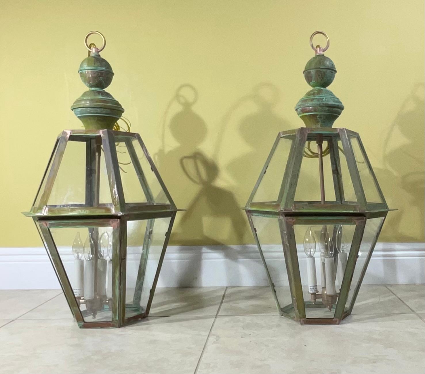 Paire de lanternes suspendues artisanales en cuivre et laiton massif à six faces en vente 3